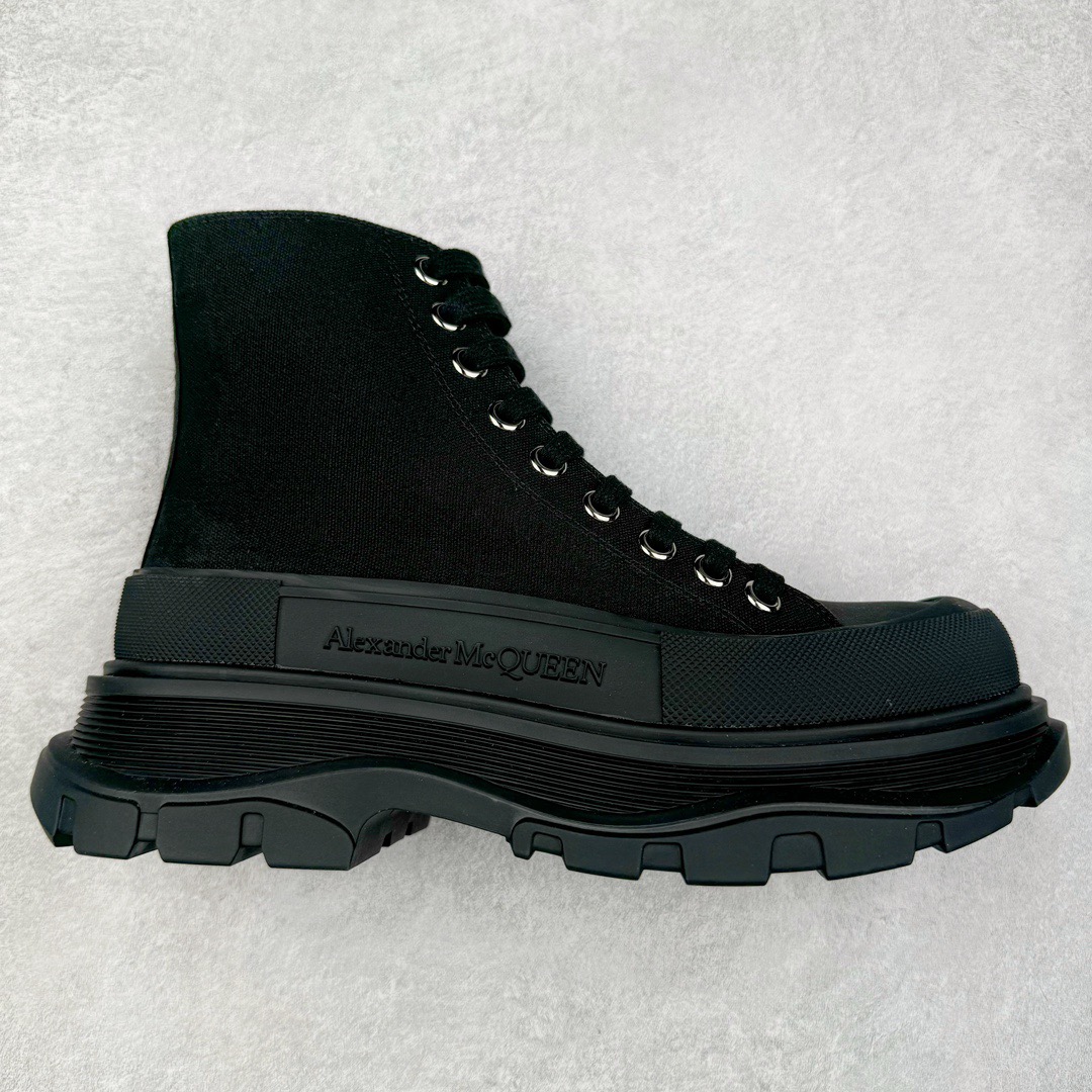 ＃M纯原 Alexander McQueen/亚历山大麦昆松糕鞋厚底增高高帮帆布鞋 全市场最高版本 随意对比任何版本 正确版组合大底 内里全牛皮 牛皮垫脚 回弹度到位 耐磨又舒适 全套原版包装 配件齐全 官方一致 凹凸定制正品原盒包装 鞋面定制原版军用级别帆布面料 面料不拉手、过水性强、很密实 种面料高稳定型比皮料还要贵色泽温润 垫脚贴合高密度弹力乳胶鞋垫 脚感舒适弹性足 大底采用原版开模抽真空大底 质感、耐磨性更强 上脚立马增加5公分腿长 超级显腿瘦 鞋子的设计很好的拉长整个身材比例 秒变大长腿的视感 轻松驾驭各种服饰搭配 各路大咖明星频繁上脚款 一鞋难求 一定是你鞋柜必种草的一双鞋 想要大长腿的集美们必须入手 尺码：35/45 编码：by4936040