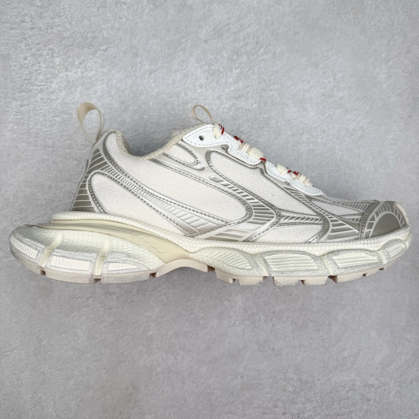 ＃VG零售版 BALENCIAGA 3XL Sneakers 巴黎世家十代网布系带低帮走秀复古老爹鞋 全套原纸板楦头开发 最原汁原味的灵魂版型 全鞋荧光划线卡点 胶水把控整洁度追求极致完美 每一双都是工艺品 多重QC质检 超越公司货的品控标准 实实在在的免检产品 原盒原配 正确字体电绣 粗细、位置、大小正确 侧边TPU 透气孔匹配意产原版 正确分离大底 TPU软底 原版一致大底LOGO 立体感十足 原厂皮料水洗做旧 采购原厂网纱 不含皮革 网布材料和聚氨酯 磨损效果 鞋头边缘和后帮 Balenciaga 徽标 鞋面和后跟凸印尺码 鞋舌 3XL 橡胶品牌标识和反光细节 鞋帮拉袢和鞋舌拉祥 配反光细节 备用鞋带在鞋履前侧 可在穿着前取下 便于不同造型搭配 正常尺码 尺码：35 36 37 38 39 40 41 42 43 44 45 46-选品中心