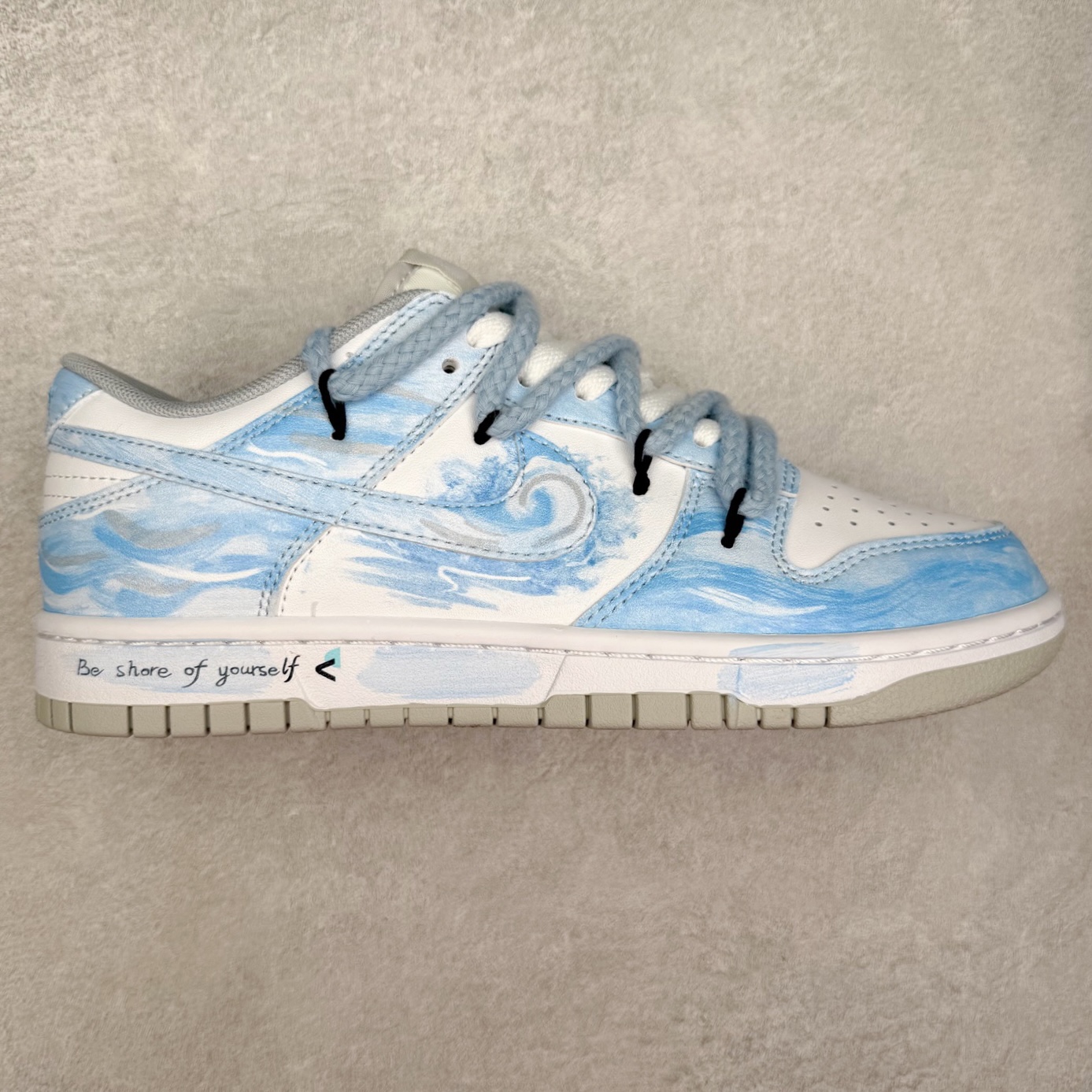 NK Dunk Low DD1391-100 定制系列天花板 无原鞋不开发 全系列得物原鞋一比一校对开发 配色持续更新中 终端对接 优势输出 全套原厂楦头原纸板数据档案倾力打造 原汁原味莞产 极致还原 圈内最强针车工艺 高端零售指定版 广东原厂配套原盒原标 鞋盒分三个尺码段 原厂冲刀 超高清洁度 全鞋零毛边皮料切割 采用原厂百宏鞋带以及原厂百宏织唛舌标 内标可供原厂几率过验 进口原装条纹中底布 四线拉帮白色点胶 原厂拉帮手法遵循公司 原厂电绣 极致还原 尺码：36 36.5 37.5 38 38.5 39 40 40.5 41 42 42.5 43 44 44.5 45 46-选品中心