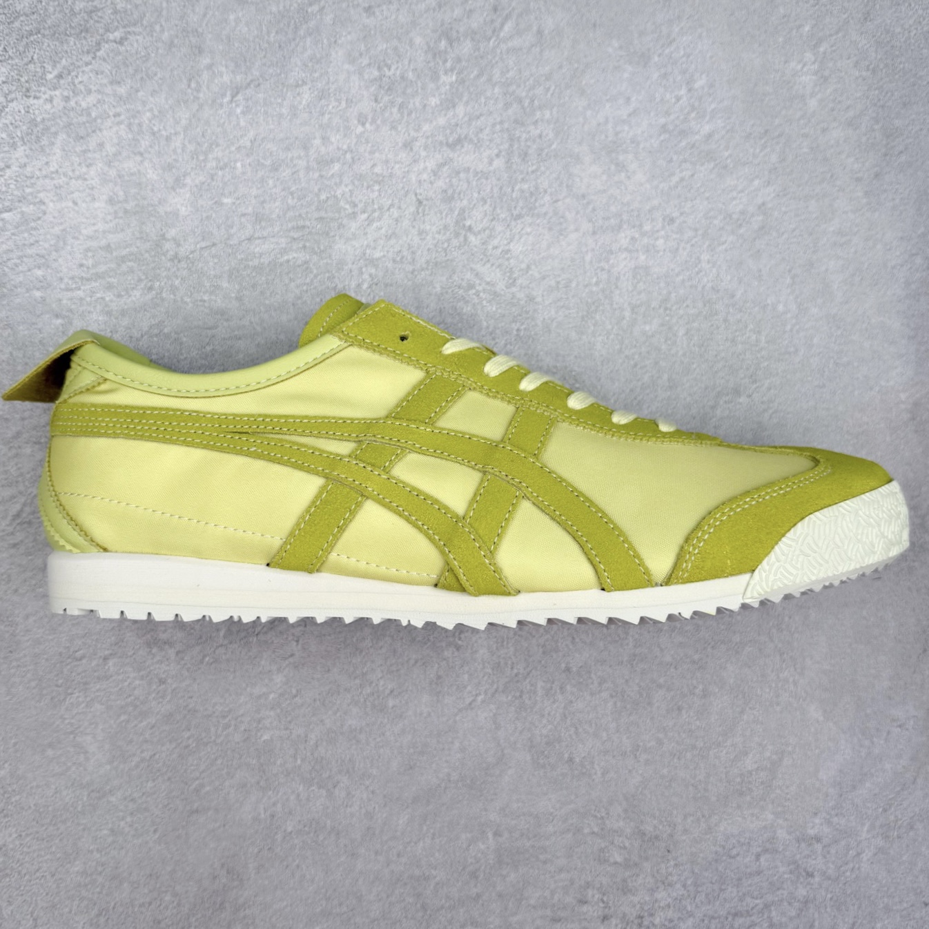 ＃C版 Asics Onitsuka Tiger MEXICO 66 亚瑟士鬼冢虎复古经典板鞋 市场王者选手 海外订单工厂出品 长期生产补货永不断码 超成熟稳定的做工品控 原装全套纸板楦头开发 原汁原味 完美呈现版型 私模正确鞋底咬花纹路 一比一鞋头弧度高度鞋身弧度 绝不口嗨 细节品控鞋型随意秒杀市面 原档咬花纹路私模大底 一个单元有六个三角形 总体形拼接呈现花瓣状 官方四联吊牌 原装Ortholite轻量化鞋垫 原盒原配 质保卡 说明书 钢印防尘纸 纸板中底带钢印 乳胶组合鞋垫 支持全方位的对比专柜 产品从款式颜色造型上体现出追求舒适和细节的完美 鞋类更是推崇手工制作的严谨与完美 融舒适性与可穿性的设计风格 注重细节的完美和别致魅力 既保持稳重 又不失轻松的时尚感 尺码：36 37 37.5 38 39 39.5 40 40.5 41.5 42 42.5 43.5 44 45-选品中心
