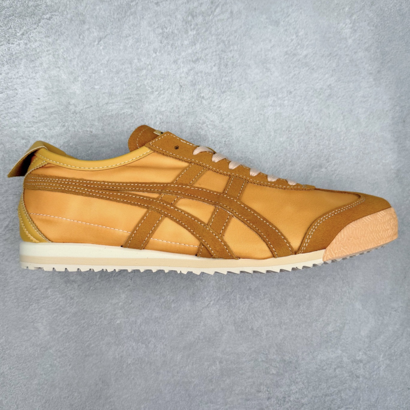 ＃C版 Asics Onitsuka Tiger MEXICO 66 亚瑟士鬼冢虎复古经典板鞋 市场王者选手 海外订单工厂出品 长期生产补货永不断码 超成熟稳定的做工品控 原装全套纸板楦头开发 原汁原味 完美呈现版型 私模正确鞋底咬花纹路 一比一鞋头弧度高度鞋身弧度 绝不口嗨 细节品控鞋型随意秒杀市面 原档咬花纹路私模大底 一个单元有六个三角形 总体形拼接呈现花瓣状 官方四联吊牌 原装Ortholite轻量化鞋垫 原盒原配 质保卡 说明书 钢印防尘纸 纸板中底带钢印 乳胶组合鞋垫 支持全方位的对比专柜 产品从款式颜色造型上体现出追求舒适和细节的完美 鞋类更是推崇手工制作的严谨与完美 融舒适性与可穿性的设计风格 注重细节的完美和别致魅力 既保持稳重 又不失轻松的时尚感 尺码：36 37 37.5 38 39 39.5 40 40.5 41.5 42 42.5 43.5 44 45-选品中心