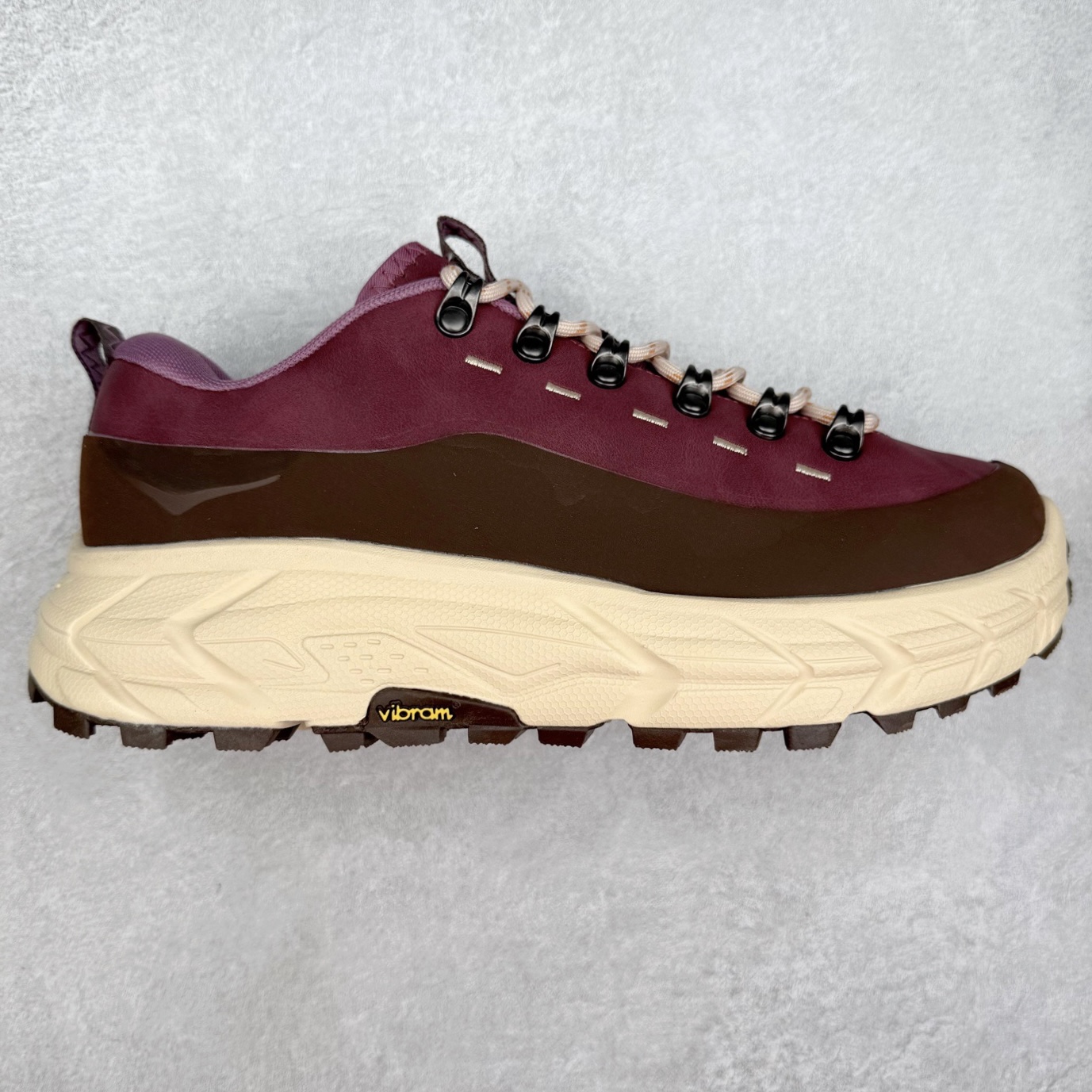 HOKA ONE ONE Tor Summit TP 舒适百搭防滑耐磨低帮跑步鞋 HOKA ONE ONE是来自美国的跑步鞋知名品牌，创立于2009年，始终致力于为所有跑者提供更新、更好的跑步装备。相比常规跑鞋，HOKA ONE ONE特别研发使用性能独特的几何形跑鞋中底，此种鞋底更厚、更高、回弹性也更好，除了卓越的缓冲性能，它还能为各种阶段的跑者带来更具动感、更加稳定的跑步体验。HOKAONE ONE从设计之初就清楚意识到，要保证跑者步幅的均匀一致，双脚自然而然的运动至关重要。实拍调校N版已经零色差零失真 百分百还原实物色彩所见即所得 不存在货不对板色差等低级问题 选购参考实物拍摄 不混卖不参货 只用心做好货严格选品 承诺混一赔十 尺码：36 36.5 37.5 38 38.5 39 40 40.5 41 42 42.5 43 44 44.5 45-选品中心