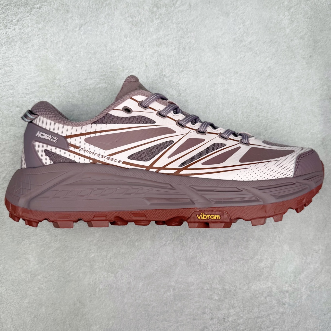 HOKA ONE ONE Mafate Speed 2 Low 玛法特2代系列低帮轻量户外越野休闲运动慢跑鞋 HOKA ONE ONE 最近推出了一个胶囊系列 Origin Story 这个系列里的 Mafate Speed 2 可以说让我日思夜想有一阵子了 最近终于拔草 让我来分享一下这双也是上脚赞到爆的越野跑鞋吧 以阿尔卑斯山脉作为主题将亮黄色与蓝色调覆盖在这经典轮廓之上 配色的呈现效果相当亮眼 以至于很多人买这个配色是用来日常搭配的 鞋面采用超轻的无缝架构 轻薄的TPU贴在透气的鞋面材料上 减轻重量同时也保证了支撑性 鞋底则采用滚动平衡技术 引导跑者回归自然步态 祖传的神奇EVA材质中底依旧是一如既往地表现优秀 能提供充足的缓震 作为HOKA家的越野跑鞋 VIBRAM 橡胶大底也是必不可少的 即便在复杂湿滑的地形 依旧能有良好的抓地力及稳定性 鞋带采用了弹性不易松脱的扁宽弹性鞋带 前掌与中掌部分也进行了加宽 也更加适合亚洲人的脚型 是一款十分全面且足够强悍的户外硬核越野鞋 而这双极其亮眼的越野跑鞋恰好又是在江山一百中参赛的UTMB冠军 Ludovic POMMERET 夺冠时穿着的战靴 这就让它变得更加有吸引力了 用来日常搭配的话短裤是基本不挑 长裤我个人推荐阔腿裤 工装裤以及各种长筒牛仔裤都可以 尺码：36 36.5 37.5 38 38.5 39 40 40.5 41 42 42.5 43 44 44.5 45-选品中心