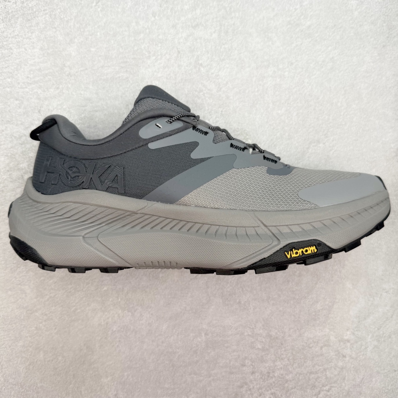 图片[7]-HOKA ONE ONE Transport GTX 圆头舒适防滑耐磨低帮徒步鞋 HOKA ONE ONE是来自美国的跑步鞋知名品牌，创立于2009年，始终致力于为所有跑者提供更新、更好的跑步装备。相比常规跑鞋，HOKA ONE ONE特别研发使用性能独特的几何形跑鞋中底，此种鞋底更厚、更高、回弹性也更好，除了卓越的缓冲性能，它还能內各种阶段的跑者带来更具动感、更加稳定的跑步体验。HOKAONE ONE从设计之初就清楚意识到，要保证跑者步幅的均匀一致，双脚自然而然的运动至关重要。尺码：36 36.5 37.5 38 38.5 39 40 40.5 41 42 42.5 43 44 44.5 45-选品中心