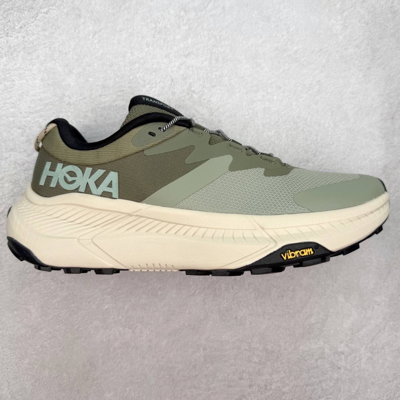 图片[9]-HOKA ONE ONE Transport GTX 圆头舒适防滑耐磨低帮徒步鞋 HOKA ONE ONE是来自美国的跑步鞋知名品牌，创立于2009年，始终致力于为所有跑者提供更新、更好的跑步装备。相比常规跑鞋，HOKA ONE ONE特别研发使用性能独特的几何形跑鞋中底，此种鞋底更厚、更高、回弹性也更好，除了卓越的缓冲性能，它还能內各种阶段的跑者带来更具动感、更加稳定的跑步体验。HOKAONE ONE从设计之初就清楚意识到，要保证跑者步幅的均匀一致，双脚自然而然的运动至关重要。尺码：36 36.5 37.5 38 38.5 39 40 40.5 41 42 42.5 43 44 44.5 45-选品中心