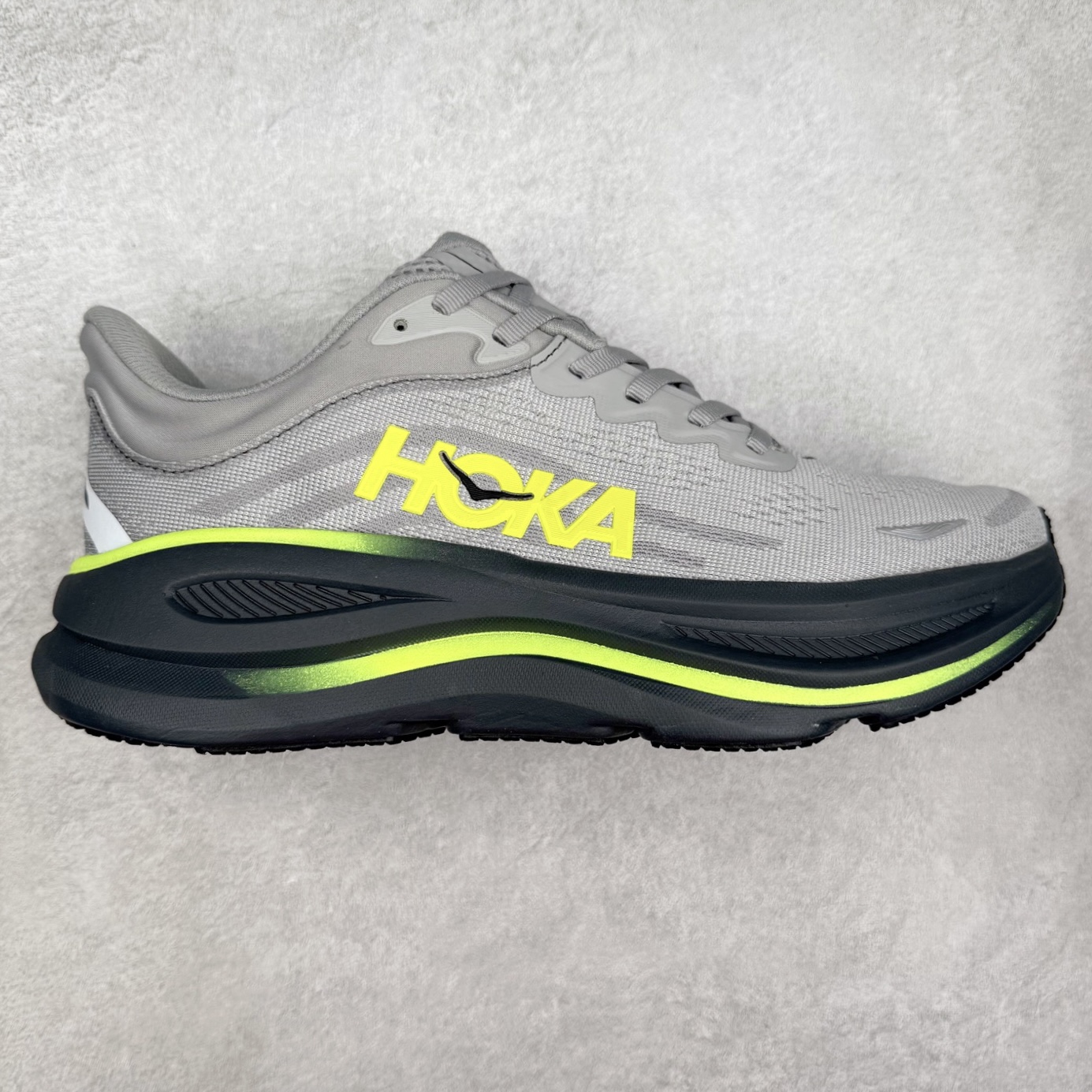 HOKA ONE ONE Clifton 克里夫顿10代专业性能减震公路跑步鞋 轻盈透气的针织网面和纱线的使用让鞋面更挺拔 增强鞋面的强度和支撑性能 搭配柔软的鞋舌 让双脚在舒适包裹中跑的更加畅快 全新泡棉中底 柔软的同时增强回弹性能 为不同跑者提供更平稳流畅的脚感 带来全面的缓冲保护 根据人体工程学设计的延长拉襟 后跟处弹软的海绵填充舒适固定 避免掉跟和摩擦 相比上一代光滑的内衬 Clifton 的内衬增强了摩擦力 避免双脚在鞋内滑动 尺码：36 36.5 37.5 38 38.5 39 40 40.5 41 42 42.5 43 44 44.5 45-选品中心