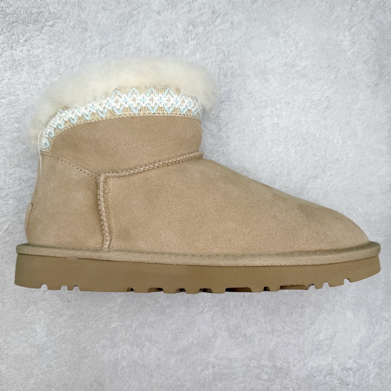 UGG 4496 经典秋冬羊皮毛一体雪地靴 隆丰A级澳洲进口羊皮毛一体 完全遵循ZP工艺流程 代工厂原厂版师 秉承无原鞋不开发选择 注重每一处细节 市面最正版型 TREADLITE\\\