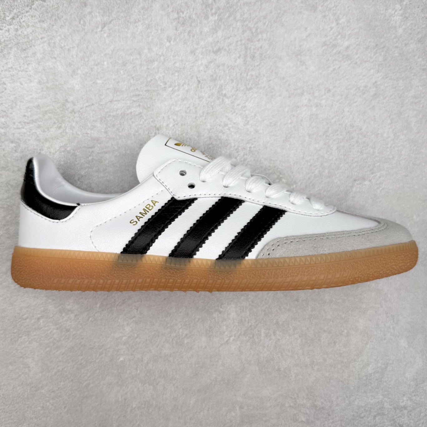AD Original Samba OG 复古经典轻便板鞋 IF0641 口碑大厂出品 品控大底版型不断改良更新 全套原纸板楦头开发 确保原汁原味 完美呈现桑巴版型 一比一鞋头弧度高度鞋身弧度 此版本只针对中端市场 皮料材质有所更替 其他数据细节工艺流程均保持一致 绝不口嗨 细节品控鞋型随意对比 正确烫金高频细节 原装纳米超迁皮料 独家私模橡胶大底 原盒原配 这款桑巴鞋展示了高质量的工艺 带有装饰的超锁缝制和无缝的手感 柔软、柔软的皮革造型和标志性的3条纹完成了精致的外观 正规合身鞋带 鞋面上有绒面鞋垫 橡胶鞋底 享受正畸套筒软感 自50年代首次亮相以来就一直在赢得粉丝的青睐 尺码：35.5 36 36.5 37.5 38 38.5 39 40 40.5 41 42 42.5 43 44 44.5 45-选品中心