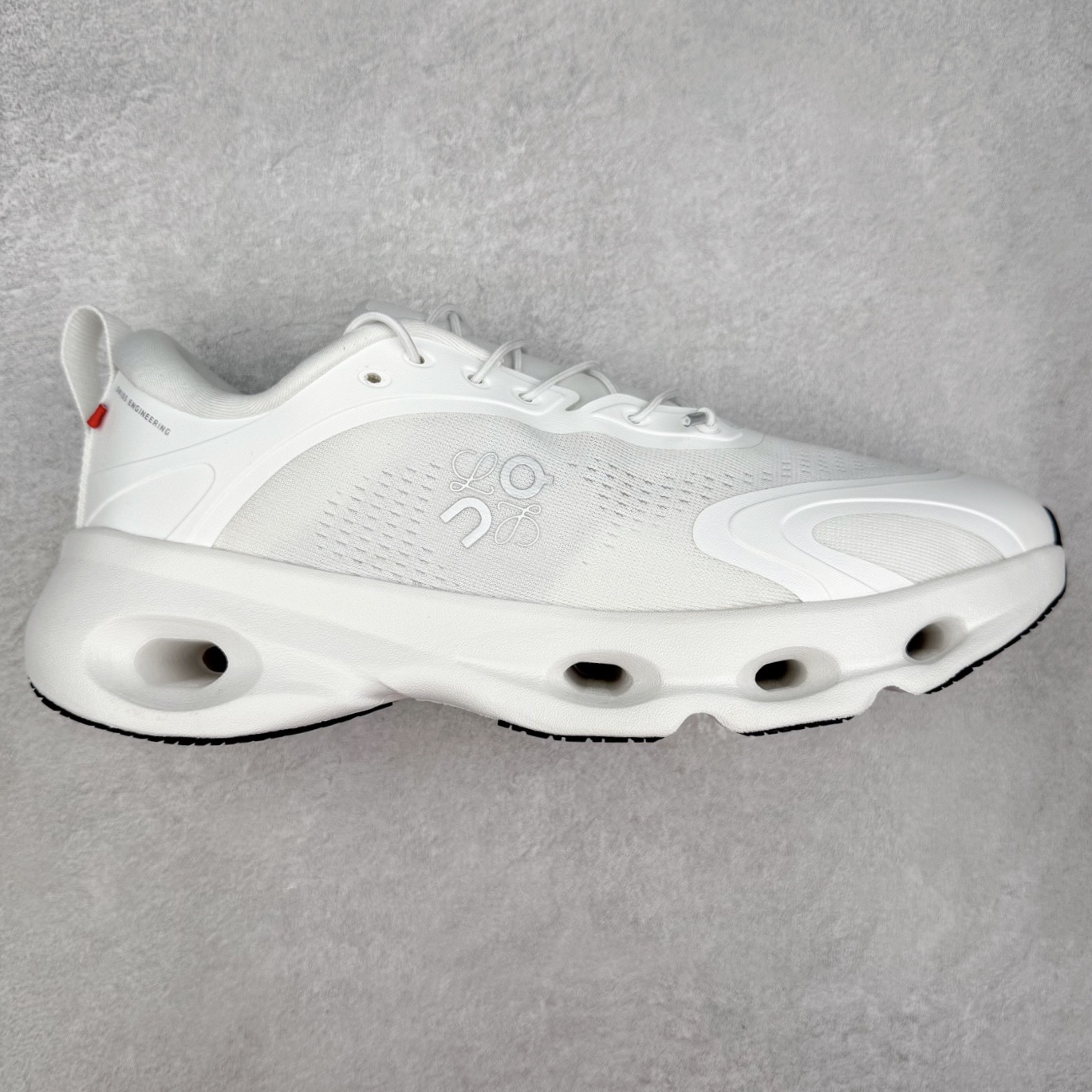 LOEWE x On昂跑Cloudsolo 罗意威联名款圆头抽绳低帮生活休闲鞋 此运动品牌 开创于2010年 缓震着陆、强效回弹、轻柔质感的设计构思始终是ON研制关键 与此同时基于“为全球提供革新性的跑步感受”信念 陆续推出了多款跑鞋及其以专业运动人体跑步工程学为设计关键的功能性跑步服饰设备 让跑者不费力气地畅快畅跑 尺码：36 36.5 37.5 38 38.5 39 40 40.5 41 42 42.5 43 44 44.5 45-选品中心