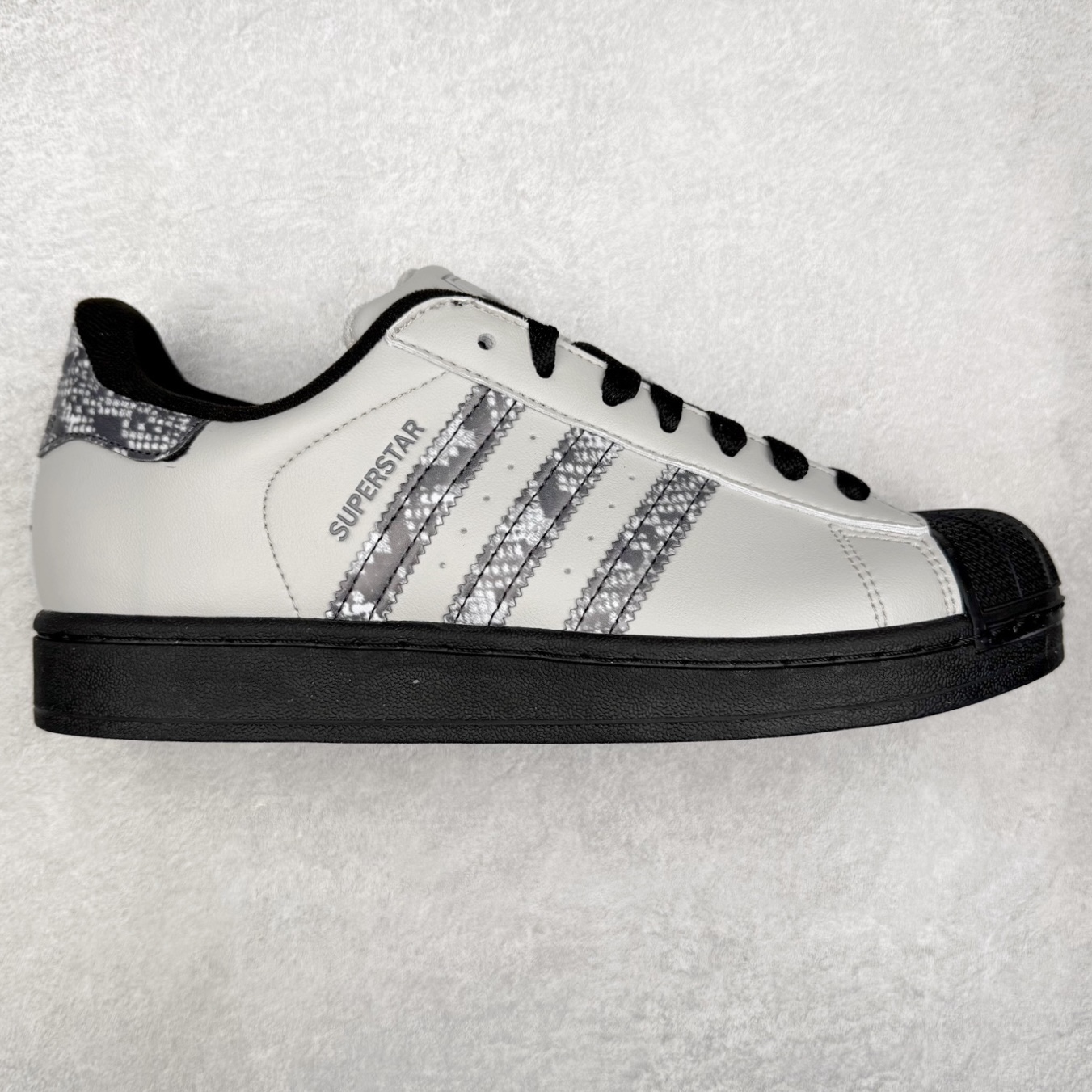 AD Originals Superstar 经典复古贝壳头板鞋 JP6059 诞生于1969年 是第一双将全皮面鞋 身与橡胶鞋头结合在一起的低帮篮球鞋 Superstar最开始 是作为高帮篮球鞋Pro Model的低帮版本而出现的 但因为其独特和醒目的橡胶鞋头造型而让大家熟知 被大家形象地称为\\\”shelltoe\\\”贝壳头 在70年代的美国职业篮球场上 接近3/4的NBA球员都将这双Superstar作为场上用鞋 80年代之后 经过不断的改良和发展 Superstar逐渐成为横跨时装、音乐、街头文化、休闲和运动等各大领域的时尚潮鞋 尺码：36 36.5 37 38 38.5 39 40 40.5 41 42 42.5 43 44 44.5 45-选品中心