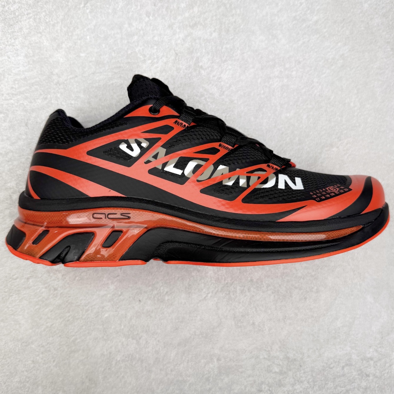 MM6 Maison Margiela x SALOMON XT-6 萨洛蒙联名系列低帮城市越野机能透气休闲运动鞋 鞋舌处附有迷你网眼袋收纳鞋绳以及下方的多色 Logo 标签 接着搭载奶油色 ACS 技术中底以及金色 TPU 塑料部件提升鞋款耐用性 中底与鞋面之间饰有海蓝色条状细节有效增添鞋款层次 最后应用黑色 Contragrip Chevron 外底完成鞋款设计 这次配色颇为高调 两款配色均以绚丽的渐变设计呈现 一款以粉紫渐变主打 另一款以黄绿渐变呈现 视觉效果相当吸睛 鞋面的使用玻璃纤维覆盖物加固 并通过细绳扣系带系统进行锁定 Salomon 的品牌logo 出现在脚后跟和前掌部位 中底虽然偏薄 但非常耐用 与模压塑料ACS 框架以及致密AC2 Muscle 鞋底单元结合 能够提供出色的支撑力和缓冲性 尺码:36 36.5 37.5 38 38.5 39 40 40.5 41 42 42.5 43 44 44.5 45 46.5-选品中心