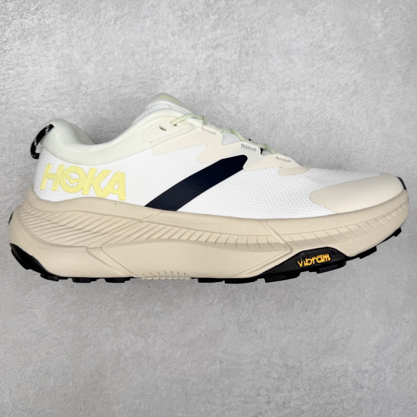 图片[10]-HOKA ONE ONE Transport GTX 圆头舒适防滑耐磨低帮徒步鞋 HOKA ONE ONE是来自美国的跑步鞋知名品牌，创立于2009年，始终致力于为所有跑者提供更新、更好的跑步装备。相比常规跑鞋，HOKA ONE ONE特别研发使用性能独特的几何形跑鞋中底，此种鞋底更厚、更高、回弹性也更好，除了卓越的缓冲性能，它还能內各种阶段的跑者带来更具动感、更加稳定的跑步体验。HOKAONE ONE从设计之初就清楚意识到，要保证跑者步幅的均匀一致，双脚自然而然的运动至关重要。尺码：36 36.5 37.5 38 38.5 39 40 40.5 41 42 42.5 43 44 44.5 45-选品中心