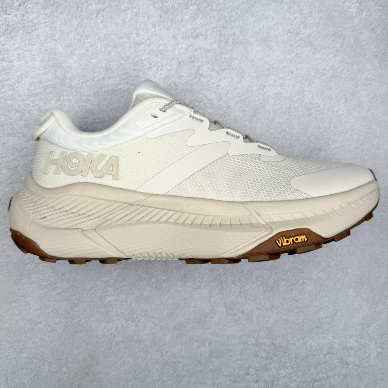 图片[11]-HOKA ONE ONE Transport GTX 圆头舒适防滑耐磨低帮徒步鞋 HOKA ONE ONE是来自美国的跑步鞋知名品牌，创立于2009年，始终致力于为所有跑者提供更新、更好的跑步装备。相比常规跑鞋，HOKA ONE ONE特别研发使用性能独特的几何形跑鞋中底，此种鞋底更厚、更高、回弹性也更好，除了卓越的缓冲性能，它还能內各种阶段的跑者带来更具动感、更加稳定的跑步体验。HOKAONE ONE从设计之初就清楚意识到，要保证跑者步幅的均匀一致，双脚自然而然的运动至关重要。尺码：36 36.5 37.5 38 38.5 39 40 40.5 41 42 42.5 43 44 44.5 45-选品中心