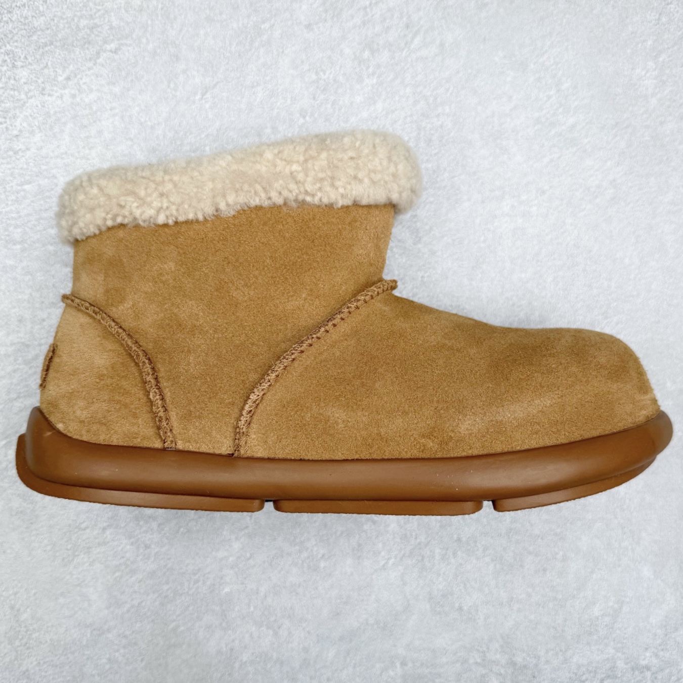 #SP原厂 UGG 1656 小土豆女神款秋冬羊皮毛一体雪地靴 全鞋采用ZP同厂 隆丰A级澳洲进口羊皮毛一体 品牌代工厂生产线 完全遵循ZP工艺流程 代工厂原厂版师 秉承无原鞋不开发选择 注重每一处细节 市面最正版型 TREADLITE\\\”轻翼\\\”科技外底 轻便/耐用/柔韧/桩型【售后郑重承诺】一个月内若出现重大脱胶/断底等质量问题 直接为您换新!尺码:35 36 37 38 39 40-选品中心