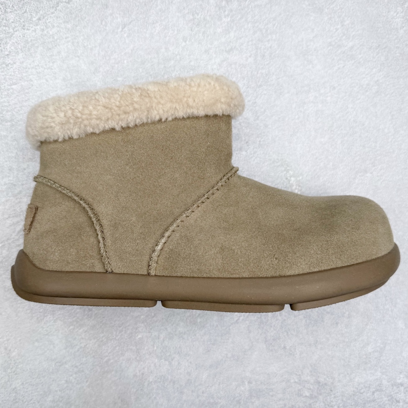 #SP原厂 UGG 1656 小土豆女神款秋冬羊皮毛一体雪地靴 全鞋采用ZP同厂 隆丰A级澳洲进口羊皮毛一体 品牌代工厂生产线 完全遵循ZP工艺流程 代工厂原厂版师 秉承无原鞋不开发选择 注重每一处细节 市面最正版型 TREADLITE\\\”轻翼\\\”科技外底 轻便/耐用/柔韧/桩型【售后郑重承诺】一个月内若出现重大脱胶/断底等质量问题 直接为您换新!尺码:35 36 37 38 39 40-选品中心