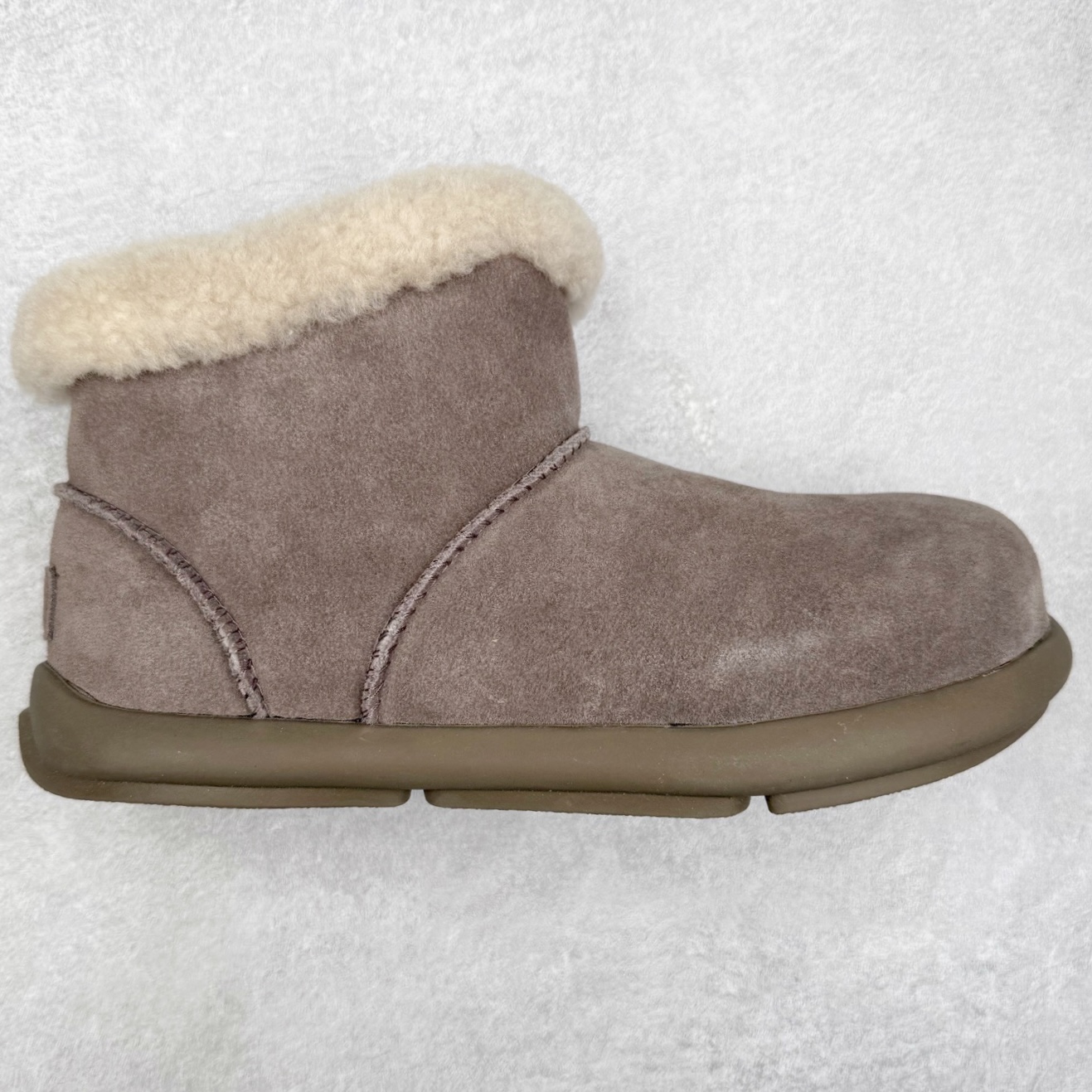 #SP原厂 UGG 1656 小土豆女神款秋冬羊皮毛一体雪地靴 全鞋采用ZP同厂 隆丰A级澳洲进口羊皮毛一体 品牌代工厂生产线 完全遵循ZP工艺流程 代工厂原厂版师 秉承无原鞋不开发选择 注重每一处细节 市面最正版型 TREADLITE\\\”轻翼\\\”科技外底 轻便/耐用/柔韧/桩型【售后郑重承诺】一个月内若出现重大脱胶/断底等质量问题 直接为您换新!尺码:35 36 37 38 39 40-选品中心