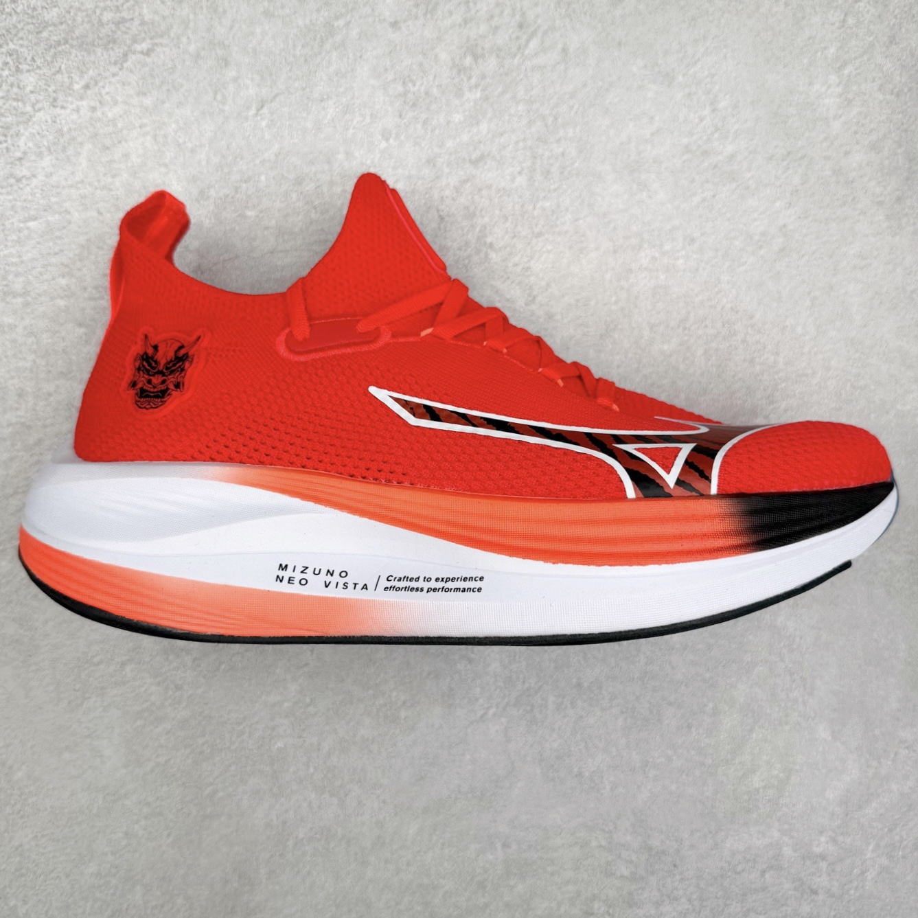 Mizuno Neo Vista Y2K柔软舒适减震耐磨支撑 低帮休闲跑步鞋 男女同款 美津浓（Mizuno）是日本美津浓株式会社于1906年创立的运动品牌，经过一个多世纪的不断努力现已成为世界著名的运动器具、服装和鞋类生产商。美津浓力求服务于各类运动项目，并竭力使运动生活更加愉快和振奋。产品种类齐全，覆盖几乎全部主要运动项目，达到30万多个品类。尺码：36 36.5 37.5 38 38.5 39 40 40.5 41 42 42.5 43 44 44.5 45-选品中心