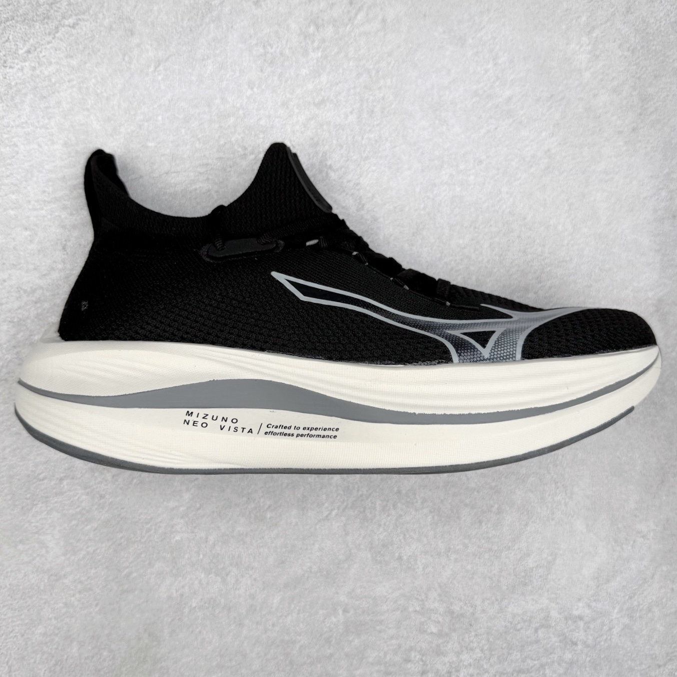 图片[2]-Mizuno Neo Vista Y2K柔软舒适减震耐磨支撑 低帮休闲跑步鞋 男女同款 美津浓（Mizuno）是日本美津浓株式会社于1906年创立的运动品牌，经过一个多世纪的不断努力现已成为世界著名的运动器具、服装和鞋类生产商。美津浓力求服务于各类运动项目，并竭力使运动生活更加愉快和振奋。产品种类齐全，覆盖几乎全部主要运动项目，达到30万多个品类。尺码：36 36.5 37.5 38 38.5 39 40 40.5 41 42 42.5 43 44 44.5 45-选品中心