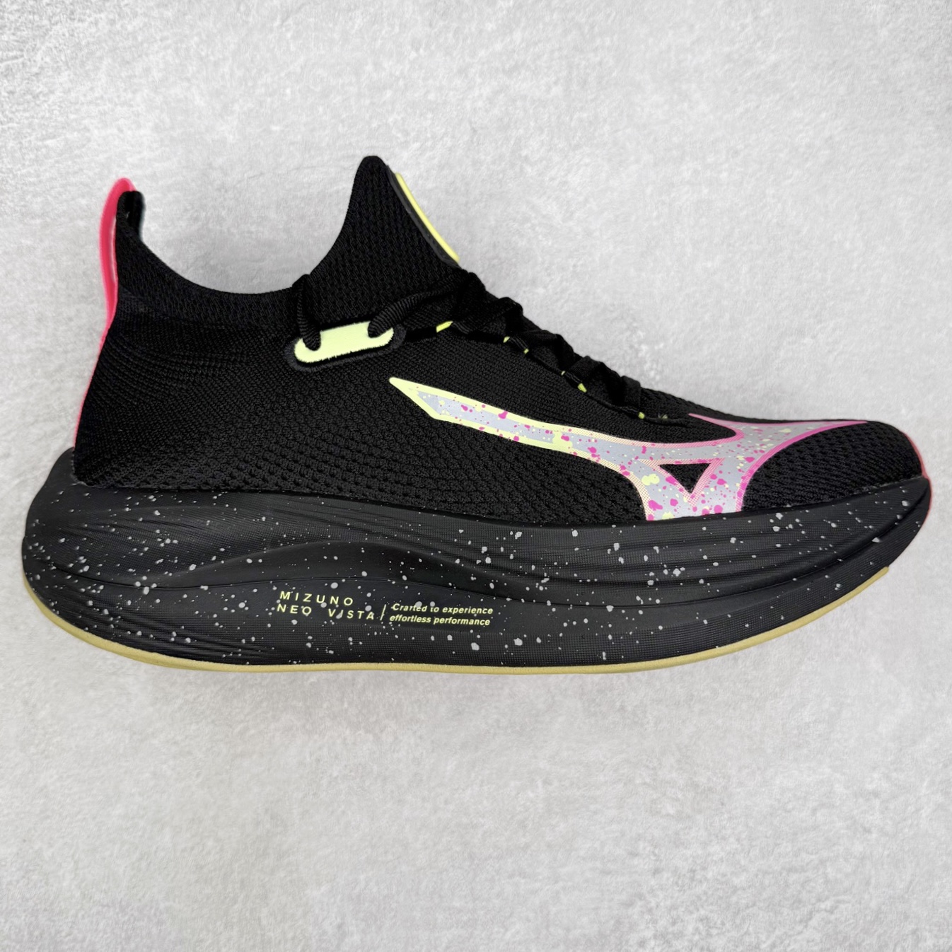 Mizuno Neo Vista Y2K柔软舒适减震耐磨支撑 低帮休闲跑步鞋 男女同款 美津浓（Mizuno）是日本美津浓株式会社于1906年创立的运动品牌，经过一个多世纪的不断努力现已成为世界著名的运动器具、服装和鞋类生产商。美津浓力求服务于各类运动项目，并竭力使运动生活更加愉快和振奋。产品种类齐全，覆盖几乎全部主要运动项目，达到30万多个品类。尺码：36 36.5 37.5 38 38.5 39 40 40.5 41 42 42.5 43 44 44.5 45-选品中心