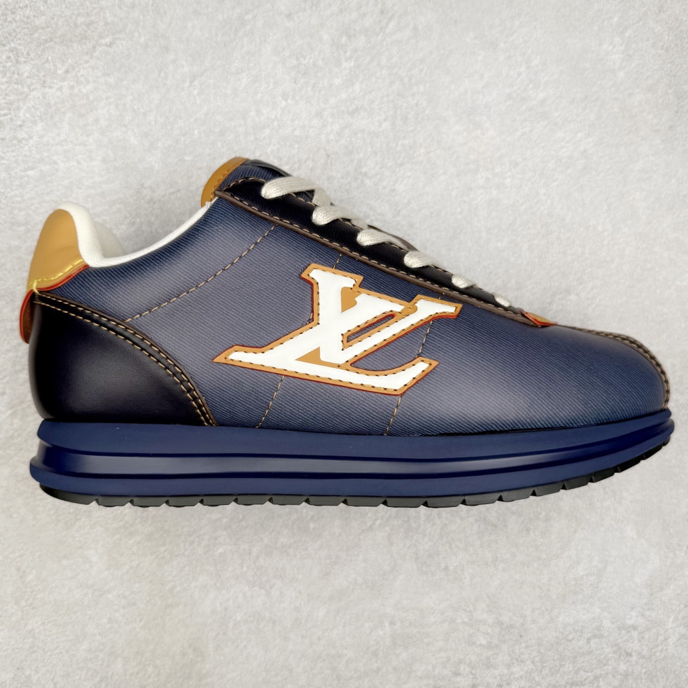 ＃GD广顶 LOUIS VUITTON x Nigo lv联名款 Buttersoft 牛皮革羊皮革 FW25 图案压纹 圆头系带 低帮 生活休闲鞋 男女同款 白色 外贸零售特供批次 2023全新纸板数据 印花高频效果碾压市面 市售天花板产物 耗时半年巨作 全套原厂新版原纸板楦头开发 原厂特供皮料加持 市场所有版本中综合最强的货品 GD实力大厂出品 全网最全配色更新最快 最成熟的做工稳定的品控 完美鞋型超高的清洁度 零毛边线头瑕疵 全套原楦原纸版原鞋开模 全网最具灵魂的版型 正确原装黄色鞋盒 正确中底印花 鞋面印花3D高频深度立体 全鞋电脑针车 紧密相连 针距密度一致 环保乳胶注塑鞋垫 厚度脚感还原原版 皮面裁剪部位 统一油边封口工艺 原装橡胶大底含胶量大底组合零偏差 专柜全套包装 防尘袋 说明书 质保卡 男女鞋 尺码：35 36 37 38 39 40 41 42 43 44 45-选品中心