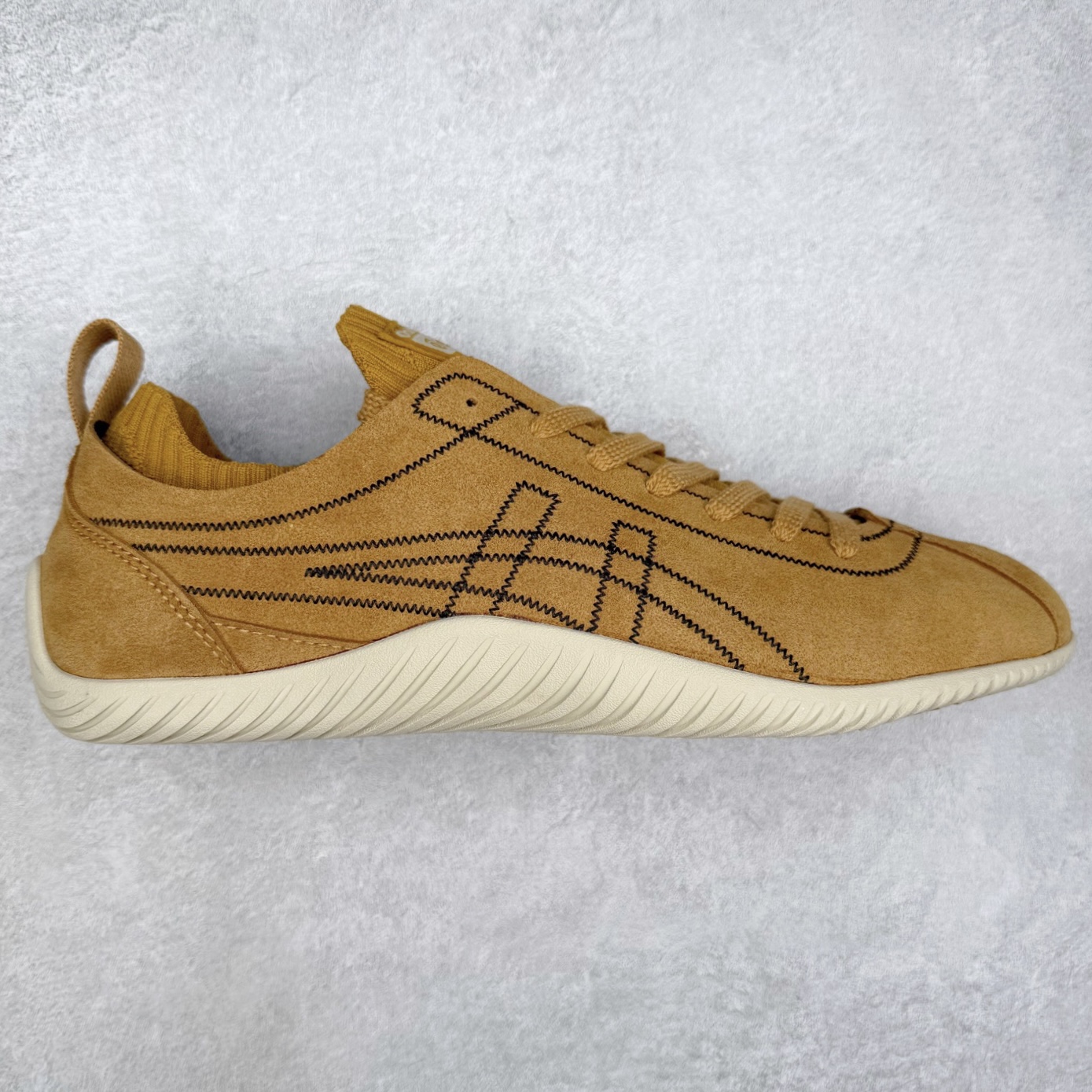 Onitsuka Tiger 鬼塚虎 Sclaw 轻便舒适防滑耐磨透气支撑吸汗低帮生活休闲鞋 低帮设计简洁利落 流畅的线条勾勒出随性的风格 鞋口织物收口 经典鞋袜一体 明线设计标志性logo 采用织物和柔软皮革拼接 时尚质感满满 防磨耐磨大底 上脚轻便舒适 尺码:36 37 37.5 38 39 39.5 40 40.5 41.5 42 42.5 43.5 44 45-选品中心