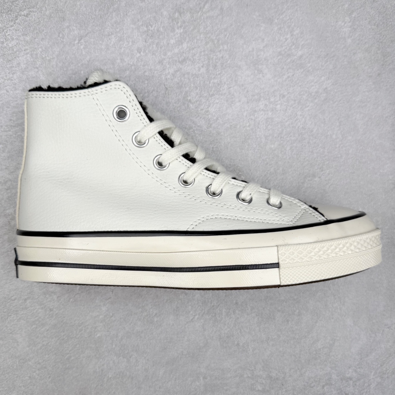 Converse Chuck 1970S 皮面羊羔绒 采用70s经典鞋型,鞋舌面和内里包裹上保暖性极强的上等羊羔绒、经典保暖又不平凡!在寒冷的冬季你也可以勇敢秀出你的匡威! 货号:172364C 黑色 货号:172365C 白色 尺码:35 36 36.5 37 37.5 38 39 40 41 41.5 42 42.5 43 44-选品中心