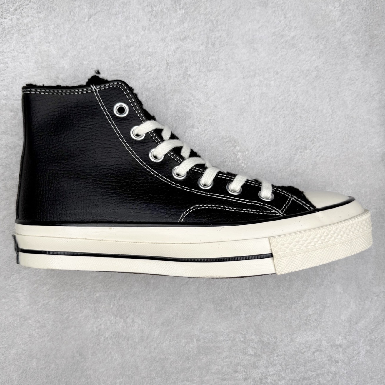 Converse Chuck 1970S 皮面羊羔绒 采用70s经典鞋型,鞋舌面和内里包裹上保暖性极强的上等羊羔绒、经典保暖又不平凡!在寒冷的冬季你也可以勇敢秀出你的匡威! 货号:172364C 黑色 货号:172365C 白色 尺码:35 36 36.5 37 37.5 38 39 40 41 41.5 42 42.5 43 44-选品中心