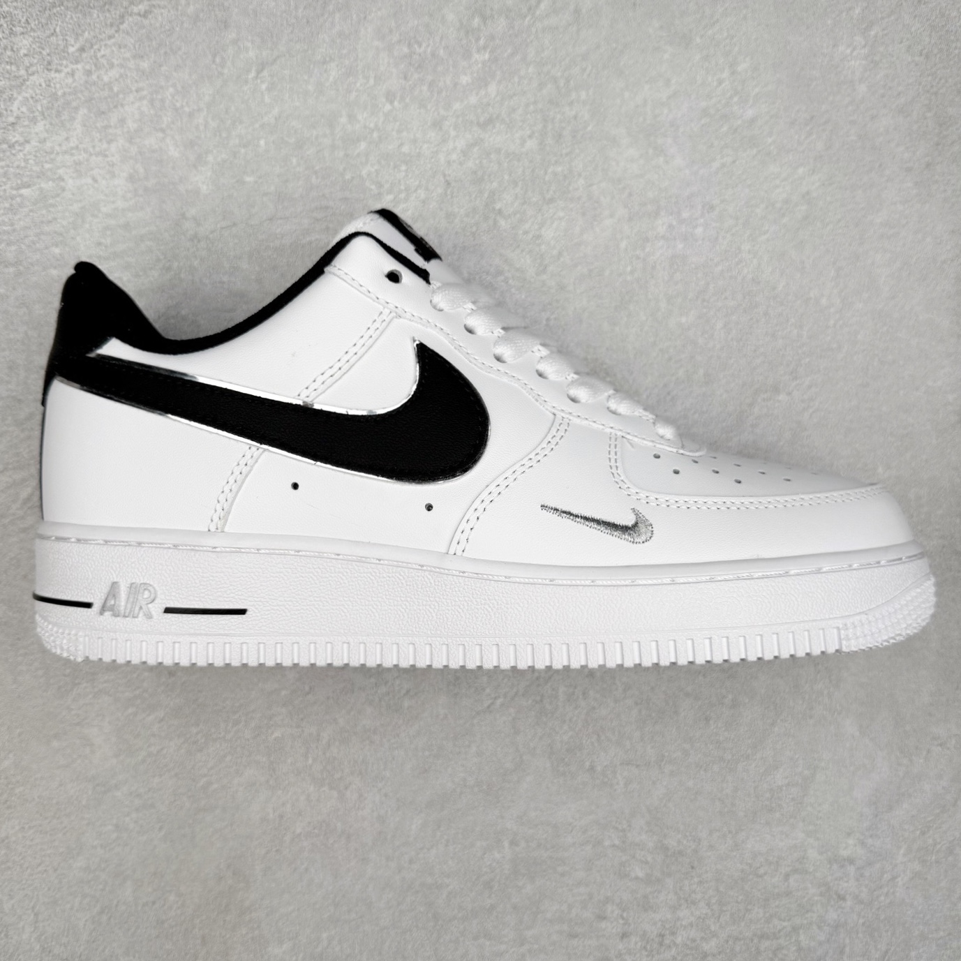 NK Air Force 1´07 Low 空军一号低帮百搭休闲运动板鞋 ZH0316-109 柔软、弹性十足的缓震性能和出色的中底设计 横跨复古与现代的外型结合 造就出风靡全球 三十多年的Force 1 直到今天还深受青睐 实拍调校N版已经零色差零失真 百分百还原实物色彩所见即所得 不存在货不对板色差等低级问题 选购参考实物拍摄 不混卖不参货 只用心做好货严格选品 承诺混一赔十 尺码：36 36.5 37.5 38 38.5 39 40 40.5 41 42 42.5 43 44 44.5 45-选品中心