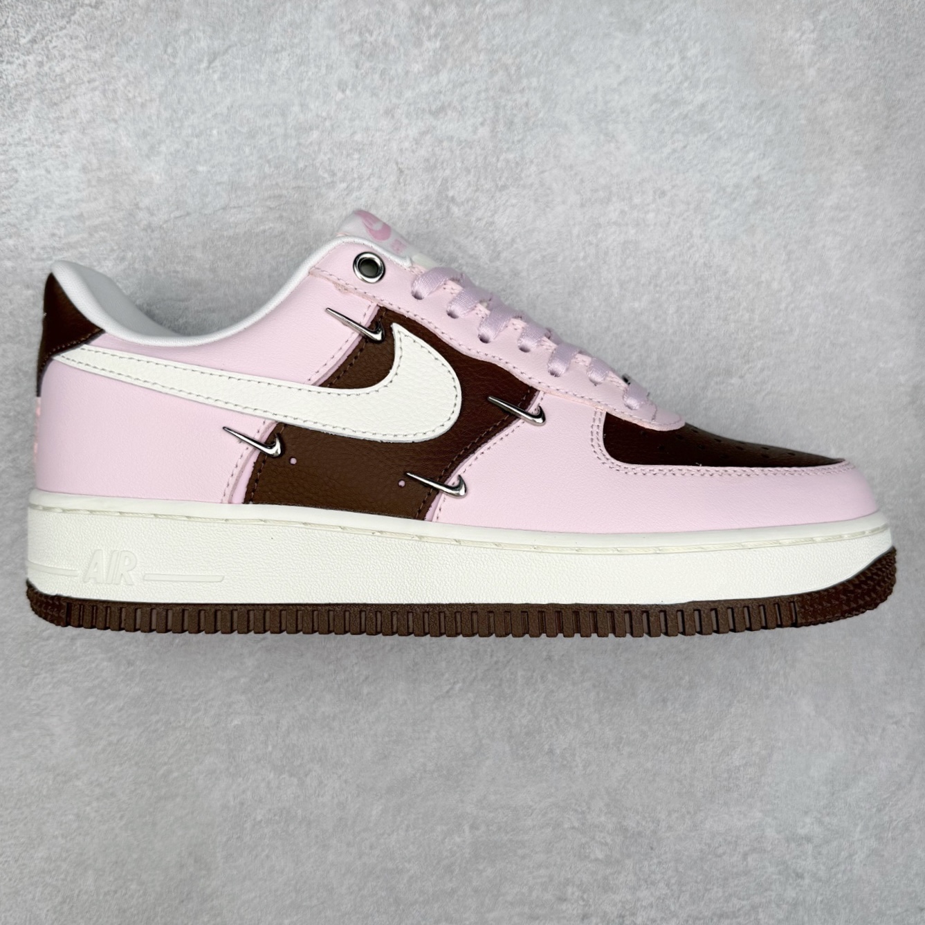 NK Air Force 1´07 Low 空军一号低帮百搭休闲运动板鞋 FV5951-001 柔软、弹性十足的缓震性能和出色的中底设计 横跨复古与现代的外型结合 造就出风靡全球 三十多年的Force 1 直到今天还深受青睐 实拍调校N版已经零色差零失真 百分百还原实物色彩所见即所得 不存在货不对板色差等低级问题 选购参考实物拍摄 不混卖不参货 只用心做好货严格选品 承诺混一赔十 尺码：36 36.5 37.5 38 38.5 39 40 40.5 41 42 42.5 43 44 44.5 45-选品中心