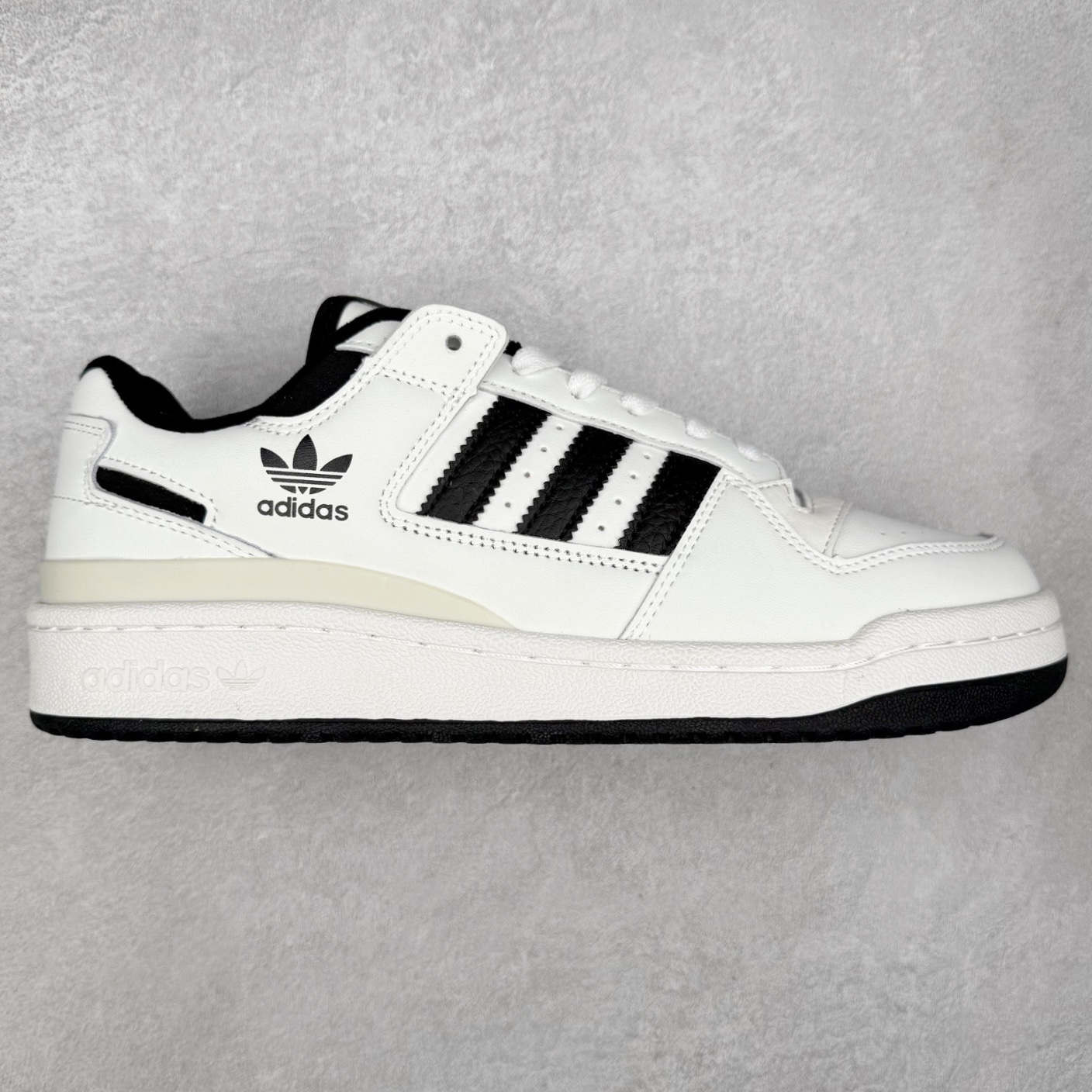 ＃福利特价 AD Forum 84 Low OG 低帮百搭潮流休闲运动板鞋 以复古篮球鞋的外形为基础 采用皮革拼接 简约百搭 更加贴合舒适 中底内侧网格造型起到点睛之笔 外底橡胶 更显复古 尺码：36 36.5 37.5 38 38.5 39 40 40.5 41 42 42.5 43 44 44.5 45-选品中心