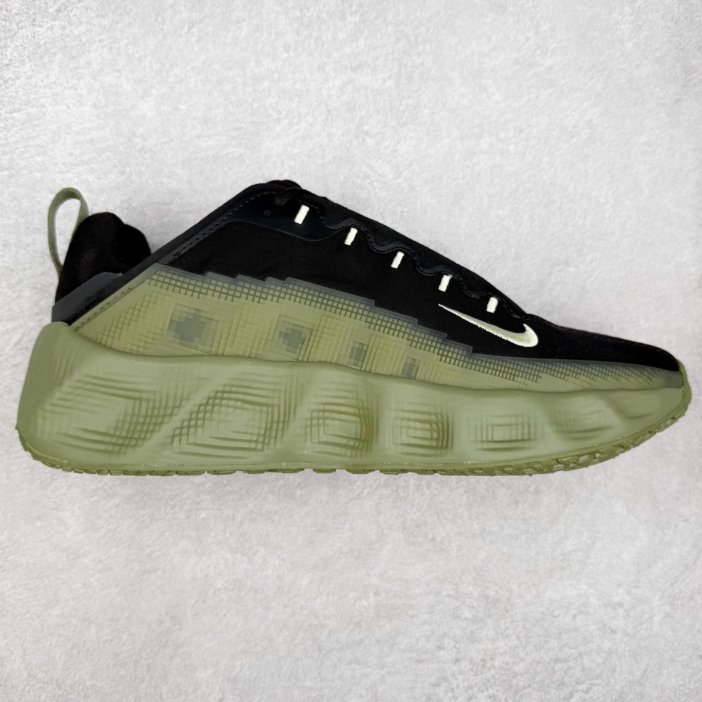 HYEIN SEO x NK Ava Rover 百搭舒适耐磨低帮跑步鞋 男女同款 流线型轮廓，通过轻薄物料鞋面结合 TPU 网格状支撑示人，增厚的中底材质选用 ReactX 加持，华夫外底收尾。鞋垫与后跟鞋提，克制点缀 Hyein Seo 字样。鞋垫与鞋提则采用菱形格纹的变化元素呈现。实拍调校N版已经零色差零失真 百分百还原实物色彩所见即所得 不存在货不对板色差等低级问题 选购参考实物拍摄 不混卖不参货 只用心做好货严格选品 承诺混一赔十 尺码：36 36.5 37.5 38 38.5 39 40 40.5 41 42 42.5 43 44 44.5 45-选品中心