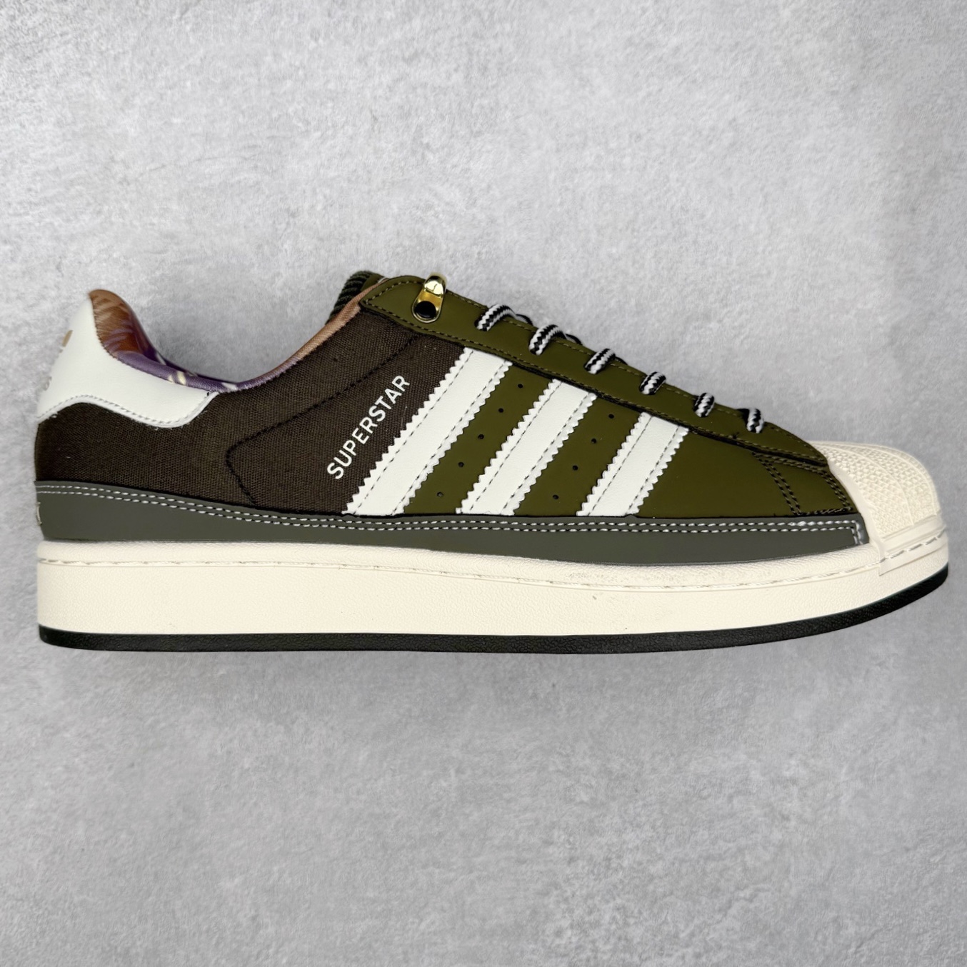 AD Originals Superstar 经典复古贝壳头板鞋 JR6991 诞生于1969年 是第一双将全皮面鞋 身与橡胶鞋头结合在一起的低帮篮球鞋 Superstar最开始 是作为高帮篮球鞋Pro Model的低帮版本而出现的 但因为其独特和醒目的橡胶鞋头造型而让大家熟知 被大家形象地称为\\\