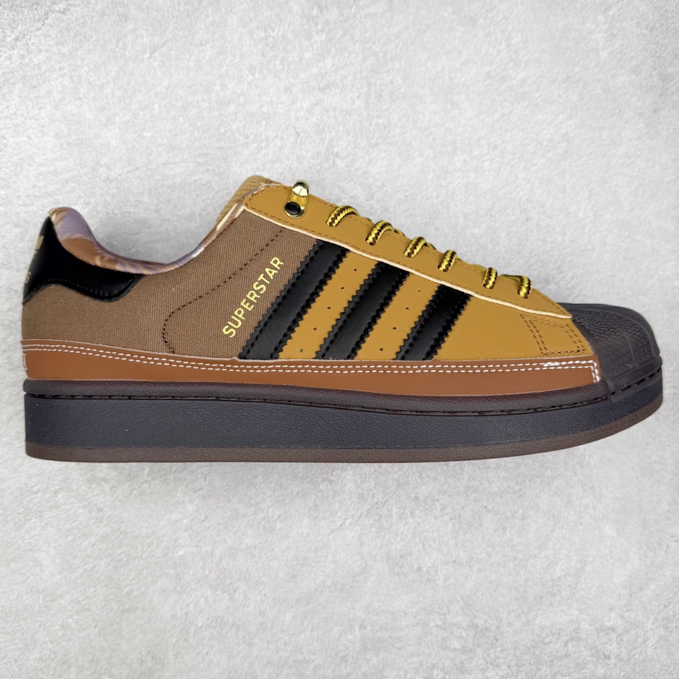 AD Originals Superstar 经典复古贝壳头板鞋 JR6990 诞生于1969年 是第一双将全皮面鞋 身与橡胶鞋头结合在一起的低帮篮球鞋 Superstar最开始 是作为高帮篮球鞋Pro Model的低帮版本而出现的 但因为其独特和醒目的橡胶鞋头造型而让大家熟知 被大家形象地称为\\\