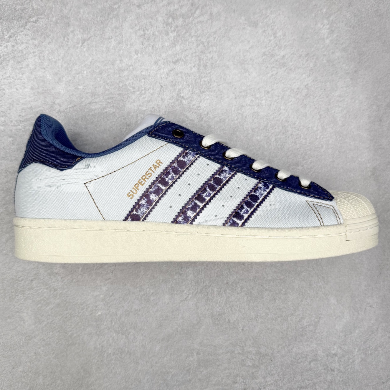 AD Originals Superstar 经典复古贝壳头板鞋 JS2488 诞生于1969年 是第一双将全皮面鞋 身与橡胶鞋头结合在一起的低帮篮球鞋 Superstar最开始 是作为高帮篮球鞋Pro Model的低帮版本而出现的 但因为其独特和醒目的橡胶鞋头造型而让大家熟知 被大家形象地称为\\\