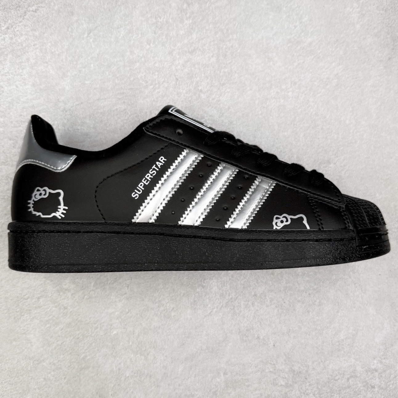 AD Originals Superstar 经典复古贝壳头板鞋 JI0079 诞生于1969年 是第一双将全皮面鞋 身与橡胶鞋头结合在一起的低帮篮球鞋 Superstar最开始 是作为高帮篮球鞋Pro Model的低帮版本而出现的 但因为其独特和醒目的橡胶鞋头造型而让大家熟知 被大家形象地称为\\\