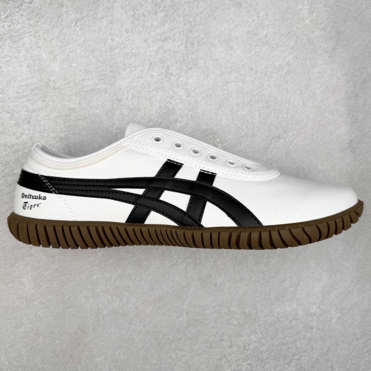 Onitsuka Tiger鬼塚虎 Tsunahiki Slip-on 舒适百搭 防滑耐磨平衡轻便包裹性支撑回弹透气 低帮 生活休闲鞋 男女同款 虎爪造型的logo，鞋身稳定包裹系统，支撑鞋身。一脚蹬无鞋带设计，休闲时尚，穿着舒适。Onitsuka Tiger特有的橡胶配方，弹性及止滑效果良好。鞋子外侧品牌logo标志，从视觉上感受品牌的个性，提升品牌的认知度。牛皮革帮面韧性佳，透气性好，耐磨性高。Onitsuka Tiger鬼塚虎从运动中汲取灵感，并致力于打造融合舒适感受与创新设计的时尚品牌。品牌的设计风格既体现了对传统的致敬，同时也表达了对精致风格和现代创意的推崇。我们提供独具个性的全系列产品，打造从头到脚的整体穿搭。每件产品皆以精湛工艺匠心打造，细节考究，品质出众。 时尚品牌OnitsukaTiger鬼塚虎不断呈献富于现代气息的系列单品，巧妙结合经典传承与锐意创新，并融蕴时尚格调与运动风范。1949年，鬼塚喜八郎（Kihachiro Onitsuka）创立了Onitsuka有限公司，即ASICS的前身。该品牌自成立之初便以促进青少年健康为已任，一以贯之，终令OnitsukaTigerStripes成为世界知名运动品牌的代名词。如今，这一传奇仍在日本传统和现代美学的融合中延续。从历久弥新的经典造型，到别具一格的新颖风格，通过与志同道合的艺术家、文化鉴赏家合作 OnitsukaTiger鬼塚虎的每一款鞋履、服装和配饰都回荡着品牌精神。尺码：36 37 37.5 38 39 39.5 40 40.5 41.5 42 42.5 43.5 44 45-选品中心