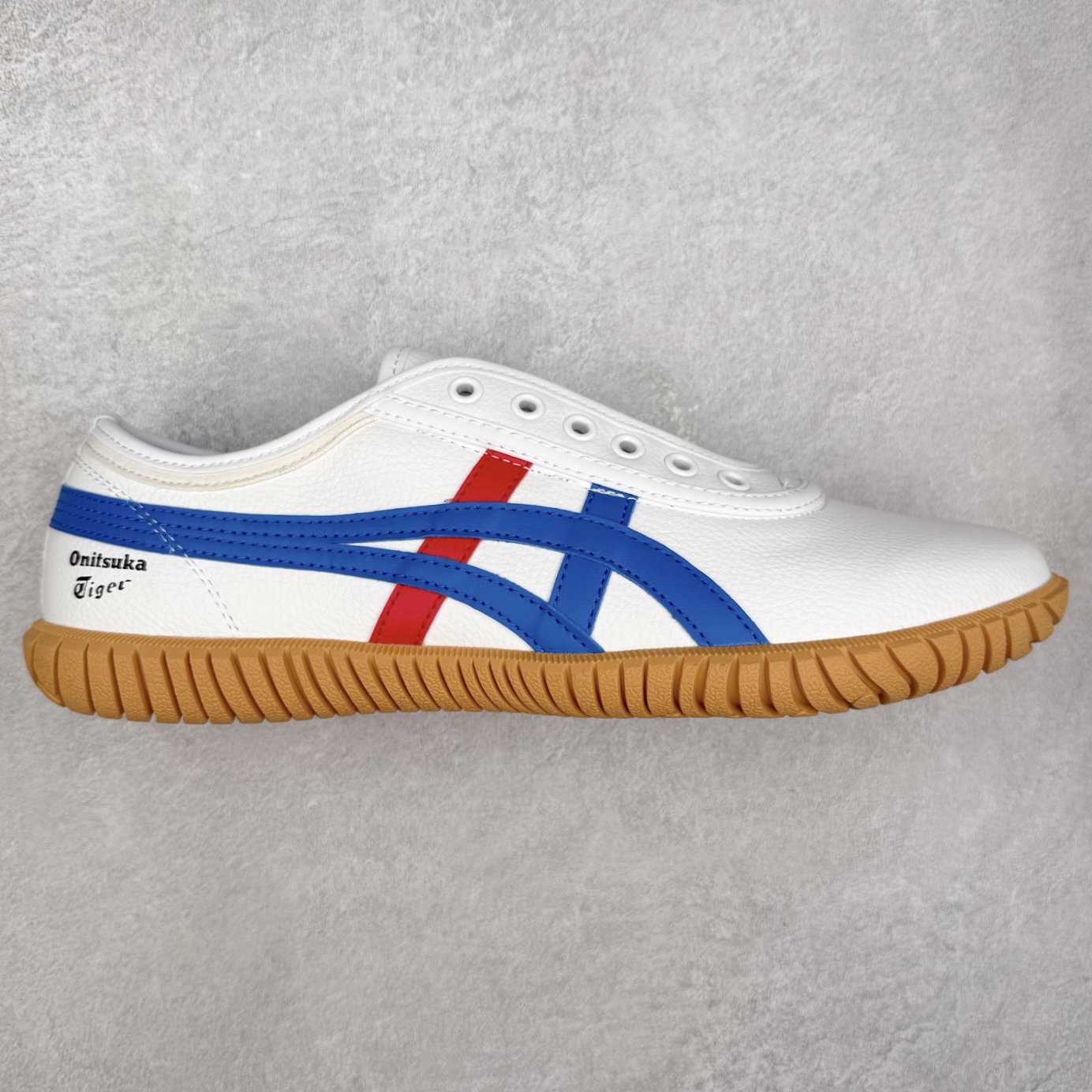 Onitsuka Tiger鬼塚虎 Tsunahiki Slip-on 舒适百搭 防滑耐磨平衡轻便包裹性支撑回弹透气 低帮 生活休闲鞋 男女同款 虎爪造型的logo，鞋身稳定包裹系统，支撑鞋身。一脚蹬无鞋带设计，休闲时尚，穿着舒适。Onitsuka Tiger特有的橡胶配方，弹性及止滑效果良好。鞋子外侧品牌logo标志，从视觉上感受品牌的个性，提升品牌的认知度。牛皮革帮面韧性佳，透气性好，耐磨性高。Onitsuka Tiger鬼塚虎从运动中汲取灵感，并致力于打造融合舒适感受与创新设计的时尚品牌。品牌的设计风格既体现了对传统的致敬，同时也表达了对精致风格和现代创意的推崇。我们提供独具个性的全系列产品，打造从头到脚的整体穿搭。每件产品皆以精湛工艺匠心打造，细节考究，品质出众。 时尚品牌OnitsukaTiger鬼塚虎不断呈献富于现代气息的系列单品，巧妙结合经典传承与锐意创新，并融蕴时尚格调与运动风范。1949年，鬼塚喜八郎（Kihachiro Onitsuka）创立了Onitsuka有限公司，即ASICS的前身。该品牌自成立之初便以促进青少年健康为已任，一以贯之，终令OnitsukaTigerStripes成为世界知名运动品牌的代名词。如今，这一传奇仍在日本传统和现代美学的融合中延续。从历久弥新的经典造型，到别具一格的新颖风格，通过与志同道合的艺术家、文化鉴赏家合作 OnitsukaTiger鬼塚虎的每一款鞋履、服装和配饰都回荡着品牌精神。尺码：36 37 37.5 38 39 39.5 40 40.5 41.5 42 42.5 43.5 44 45-选品中心
