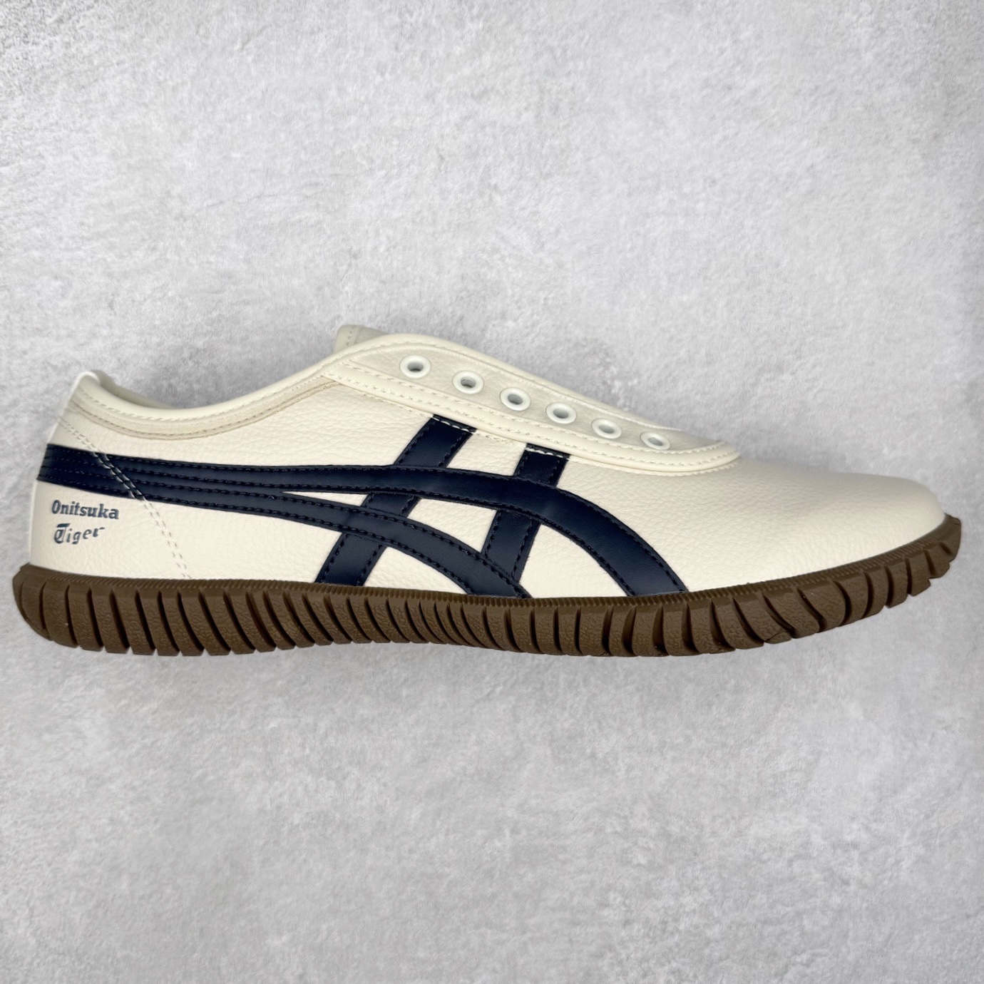 Onitsuka Tiger鬼塚虎 Tsunahiki Slip-on 舒适百搭 防滑耐磨平衡轻便包裹性支撑回弹透气 低帮 生活休闲鞋 男女同款 虎爪造型的logo，鞋身稳定包裹系统，支撑鞋身。一脚蹬无鞋带设计，休闲时尚，穿着舒适。Onitsuka Tiger特有的橡胶配方，弹性及止滑效果良好。鞋子外侧品牌logo标志，从视觉上感受品牌的个性，提升品牌的认知度。牛皮革帮面韧性佳，透气性好，耐磨性高。Onitsuka Tiger鬼塚虎从运动中汲取灵感，并致力于打造融合舒适感受与创新设计的时尚品牌。品牌的设计风格既体现了对传统的致敬，同时也表达了对精致风格和现代创意的推崇。我们提供独具个性的全系列产品，打造从头到脚的整体穿搭。每件产品皆以精湛工艺匠心打造，细节考究，品质出众。 时尚品牌OnitsukaTiger鬼塚虎不断呈献富于现代气息的系列单品，巧妙结合经典传承与锐意创新，并融蕴时尚格调与运动风范。1949年，鬼塚喜八郎（Kihachiro Onitsuka）创立了Onitsuka有限公司，即ASICS的前身。该品牌自成立之初便以促进青少年健康为已任，一以贯之，终令OnitsukaTigerStripes成为世界知名运动品牌的代名词。如今，这一传奇仍在日本传统和现代美学的融合中延续。从历久弥新的经典造型，到别具一格的新颖风格，通过与志同道合的艺术家、文化鉴赏家合作 OnitsukaTiger鬼塚虎的每一款鞋履、服装和配饰都回荡着品牌精神。尺码：36 37 37.5 38 39 39.5 40 40.5 41.5 42 42.5 43.5 44 45-选品中心