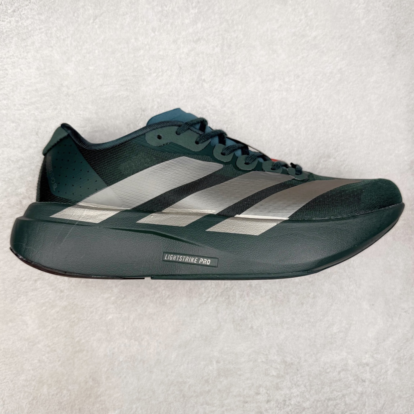 💰160 AD Adizero EVO SL 马拉松竞速专业跑鞋 CELERMESH针织网面非常轻薄 纤维间的缝隙很大 可以保证跑步时的透气、排汗效果 鞋舌直接与两侧的内衬和鞋底连接在一起 在跑步过程中不会被鞋舌的左右移动所困扰 在标准鞋带孔的基础上再拓宽一组鞋带孔 适合不同脚型的需求 突破性 EnergyRods 技术,有助于跑者实现更好的成绩 中底独特的LIGHTSTRIKE PRO泡棉材质 微弹感觉在跑步过程中给予了良好的支撑体验 对于顶级精英和高水平进阶跑者来说 ADIOS PRO是一双值得信赖的竞速比赛用鞋 SIZE:36 36.5 37.5 38 38.5 39 40 40.5 41 42 42.5 43 44 44.5 45 编码:Cby2936000