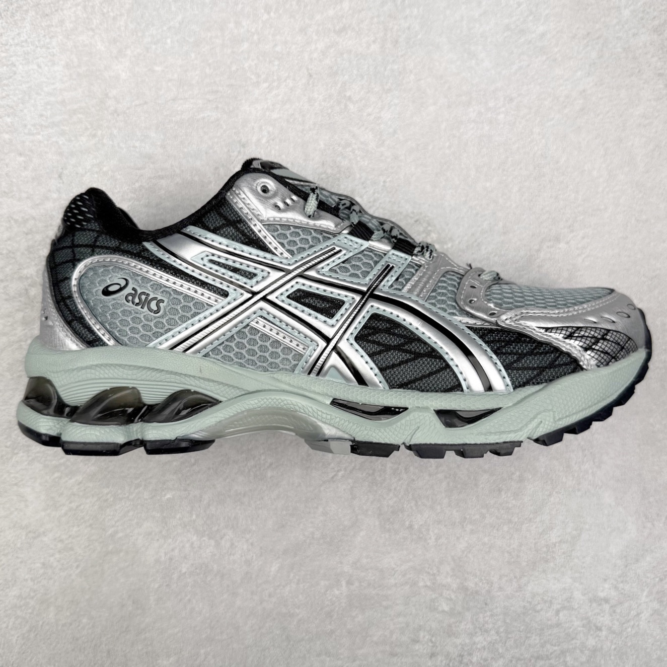 ＃Lw纯原 ASICS Gel-Nimbus 10.1 亚瑟士雨云10.1代系列轻量缓震休闲运动跑步鞋 近年来，运动鞋市场迎来了一个新的设计潮流：通过融合艺术与技术，赋予运动鞋更多的时尚元素和创新设计。作为市场中的领导者之一，ASICS（亚瑟士）一向以其技术创新和卓越的鞋款设计著称。而另一个前卫的实验鞋类品牌EMPTY BEHAVIOR，以其非凡的创意和探索，尤其对未来主义和非传统材料的热情撞击，从业界中脱颖而出。两者的合作，以推出特别版的GEL-NIMBUS™ 10.1鞋款——主题为“EVEN MY SHOE IS ART”为标志，为运动鞋设计涉入一个全新的高度。尺码：36 37 37.5 38 39 39.5 40.5 41.5 42 42.5 43.5 44 44.5 45 46-选品中心