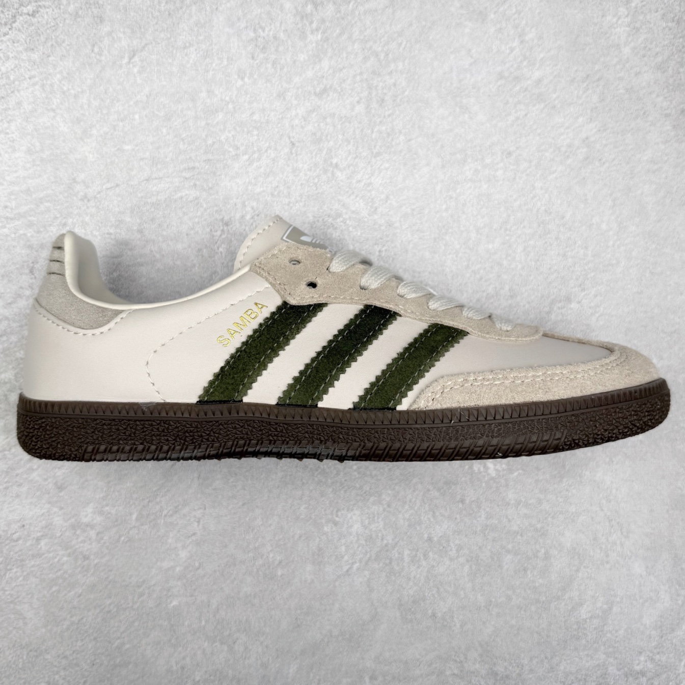 AD Original Samba OG 复古经典轻便板鞋 JR0893 口碑大厂出品 品控大底版型不断改良更新 全套原纸板楦头开发 确保原汁原味 完美呈现桑巴版型 一比一鞋头弧度高度鞋身弧度 此版本只针对中端市场 皮料材质有所更替 其他数据细节工艺流程均保持一致 绝不口嗨 细节品控鞋型随意对比 正确烫金高频细节 原装纳米超迁皮料 独家私模橡胶大底 原盒原配 这款桑巴鞋展示了高质量的工艺 带有装饰的超锁缝制和无缝的手感 柔软、柔软的皮革造型和标志性的3条纹完成了精致的外观 正规合身鞋带 鞋面上有绒面鞋垫 橡胶鞋底 享受正畸套筒软感 自50年代首次亮相以来就一直在赢得粉丝的青睐 尺码：35.5 36 36.5 37.5 38 38.5 39 40 40.5 41 42 42.5 43 44 44.5 45-选品中心