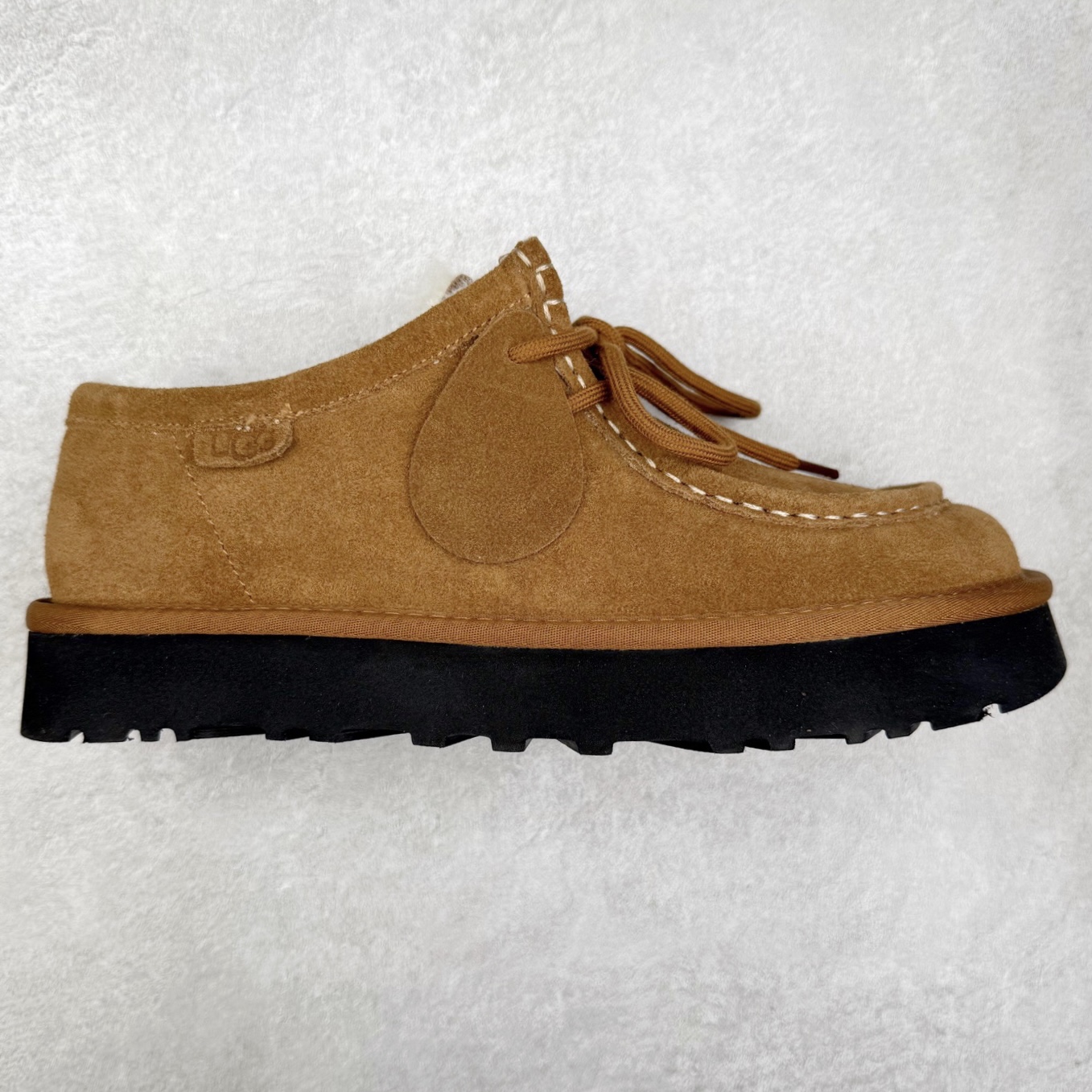 UGG 0891 秋冬羊皮毛一体雪地靴袋鼠鞋 全鞋采用ZP同厂 隆丰A级澳洲进口羊皮毛一体 品牌代工厂生产线 完全遵循ZP工艺流程 代工厂原厂版师 秉承无原鞋不开发选择 注重每一处细节 市面最正版型 TREADLITE\\\