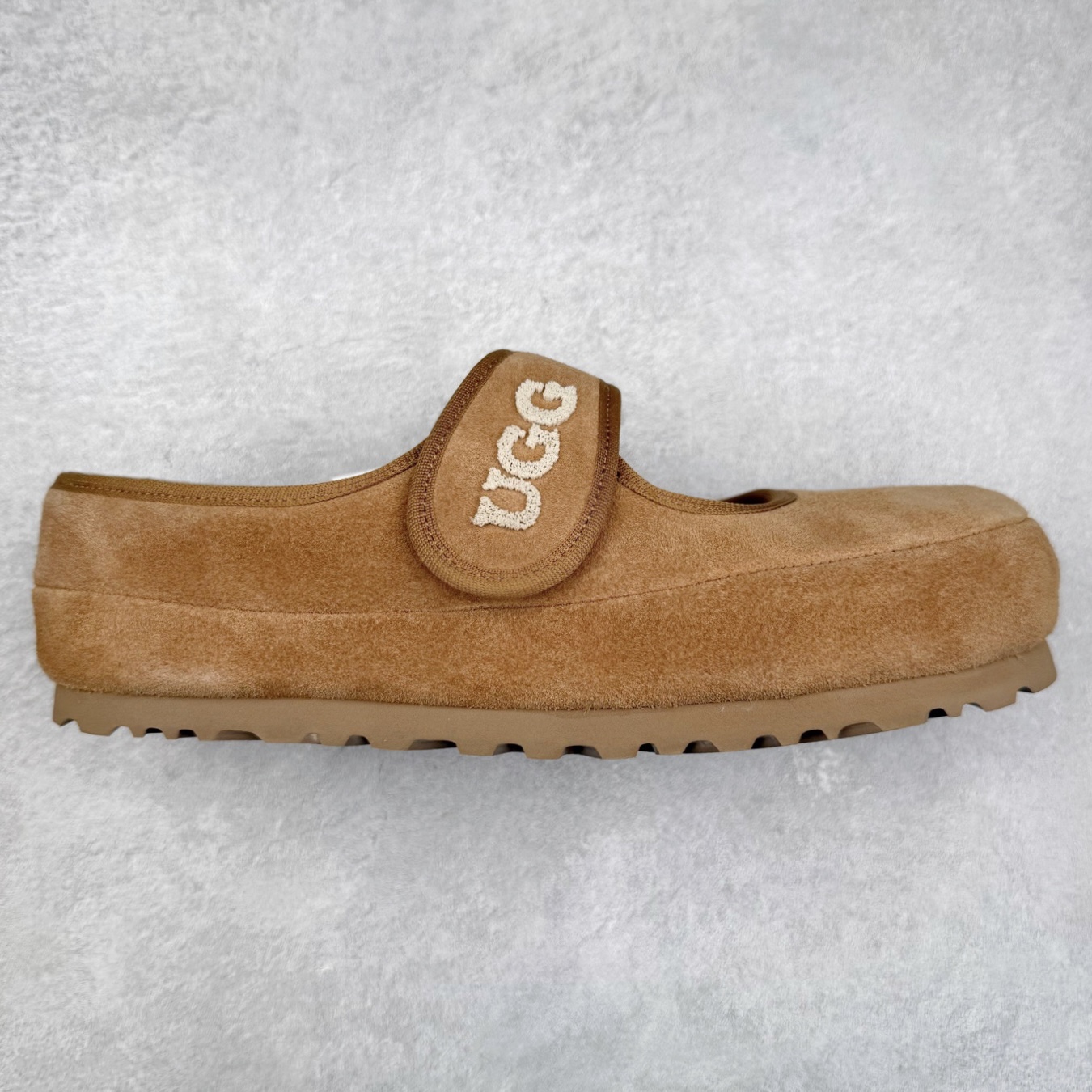 UGG 5215 玛丽珍 穆勒拖鞋 1.5CM薄底 女款 小红书爆款 广州外贸大厂生产 鞋头到鞋垫真羊皮毛一体 独立外盒包装 工艺 区别市面任何版本 1.5Ccm薄底 独立原版开发大底 羊绒鞋垫 冬季保暖外出 家居都是很适合的选择 今年uug推出款式系列 局部偏向年轻消费者喜好 也走到时尚潮流穿搭的前沿 鞋身材质 翻毛皮鞋面 17毫米UGGPURE™植入式羊毛内底 轻便防滑舒适橡胶外底 带有品牌LOGO商标 带全套包装 尺码：35 36 37 38 39 40-选品中心