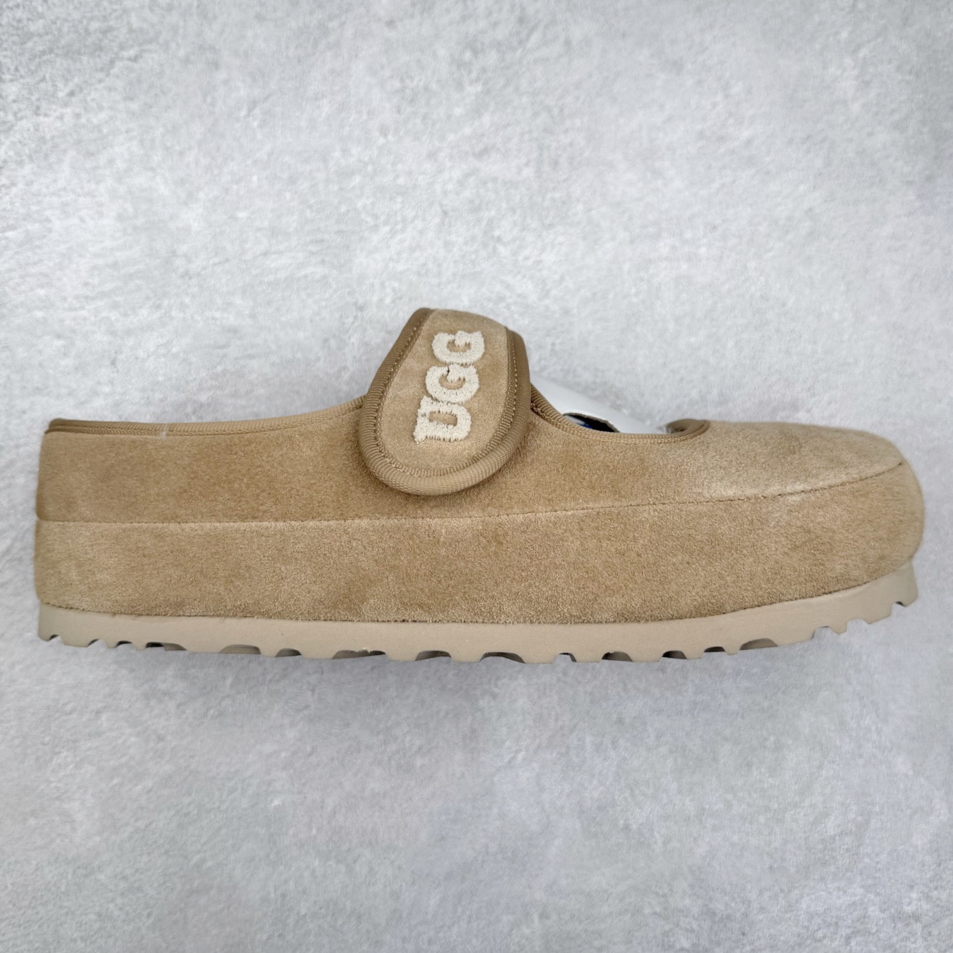 UGG 5215 玛丽珍 穆勒拖鞋 1.5CM薄底 女款 小红书爆款 广州外贸大厂生产 鞋头到鞋垫真羊皮毛一体 独立外盒包装 工艺 区别市面任何版本 1.5Ccm薄底 独立原版开发大底 羊绒鞋垫 冬季保暖外出 家居都是很适合的选择 今年uug推出款式系列 局部偏向年轻消费者喜好 也走到时尚潮流穿搭的前沿 鞋身材质 翻毛皮鞋面 17毫米UGGPURE™植入式羊毛内底 轻便防滑舒适橡胶外底 带有品牌LOGO商标 带全套包装 尺码：35 36 37 38 39 40-选品中心