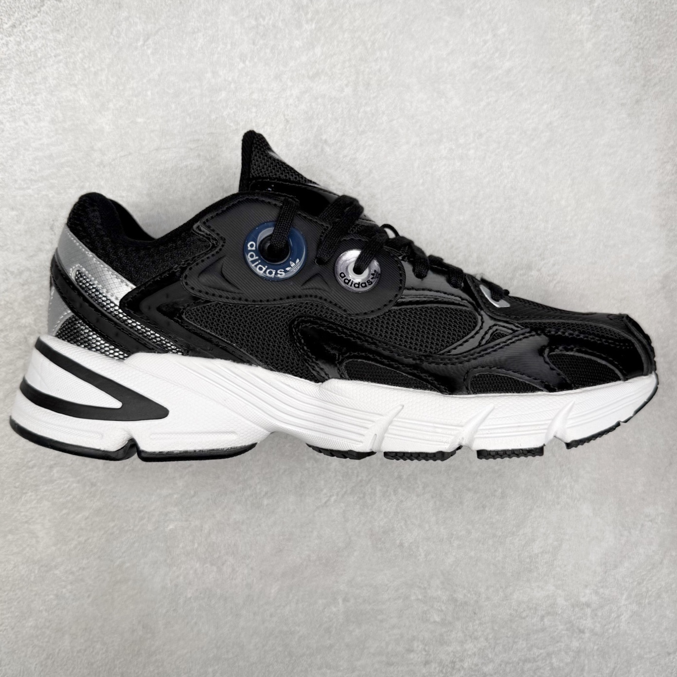 AD Original Astir 耐磨复古运动休闲鞋 GZ3569 鞋款灵感来自2000年代的跑步款式 鞋面和超大号孔眼进行更新复古色系搭配经典蓝白色 金色线条贯穿鞋身 增强鞋整体的流线感拼接设计 整体更显得有层次感，更有老爹鞋的味道网面透气设计 夏日出门也不会感到闷脚既舒适又透气带点稍微厚底的中底特殊材料 上脚偏软非常显高显瘦 休闲运动都可以搭配 尺码：35.5 36 36.5 37.5 38 38.5 39 40 40.5 41 42 42.5 43 44 44.5 45-选品中心