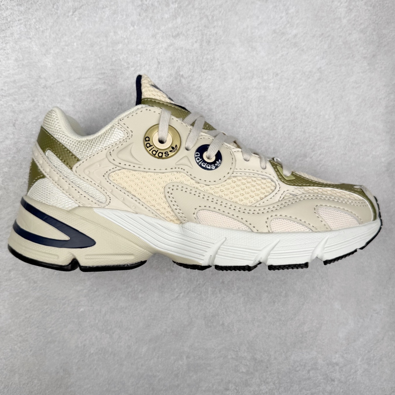 AD Original Astir 耐磨复古运动休闲鞋 GZ3569 鞋款灵感来自2000年代的跑步款式 鞋面和超大号孔眼进行更新复古色系搭配经典蓝白色 金色线条贯穿鞋身 增强鞋整体的流线感拼接设计 整体更显得有层次感，更有老爹鞋的味道网面透气设计 夏日出门也不会感到闷脚既舒适又透气带点稍微厚底的中底特殊材料 上脚偏软非常显高显瘦 休闲运动都可以搭配 尺码：35.5 36 36.5 37.5 38 38.5 39 40 40.5 41 42 42.5 43 44 44.5 45-选品中心