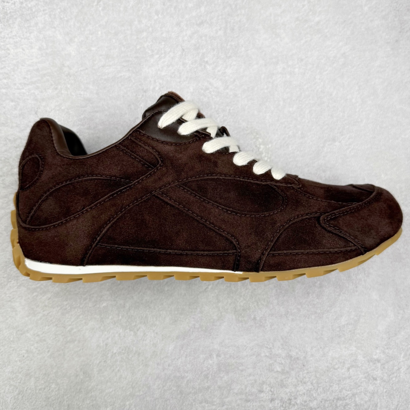 BOTTEGA VENETA Orbit Runner BV葆蝶家时尚休闲王一博同款老爹鞋运动鞋 原版开发 一比一打造 相似度百分之99以上 市场一梯队级别品质 区别市场任何标文顶级品质版本 采用轻质科技网布面料 搭配几何图案设计橡胶外底 王炸系列 高版本 认准套包工艺 实际增高很多哦 还是一样显腿细非常nice 耐玩耐造 对标对版 套包鞋工艺 认准高版本 大底选用拼色TPU大底 配置原版包装 尺码：35 36 37 38 39 40 41 42 43 44 45-选品中心