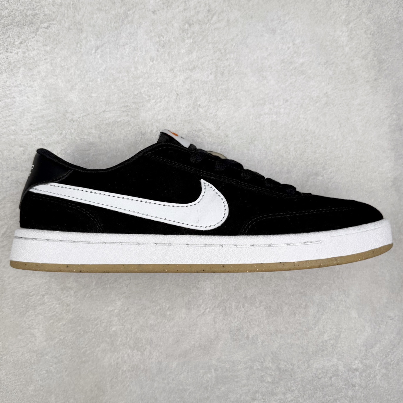 NK SB FC standard 绒面革防滑耐磨低帮板鞋 实拍调校N版已经零色差零失真 百分百还原实物色彩所见即所得 不存在货不对板色差等低级问题 选购参考实物拍摄 不混卖不参货 只用心做好货严格选品 承诺混一赔十 尺码：36 36.5 37.5 38 38.5 39 40 40.5 41 42 42.5 43 44 44.5 45-选品中心