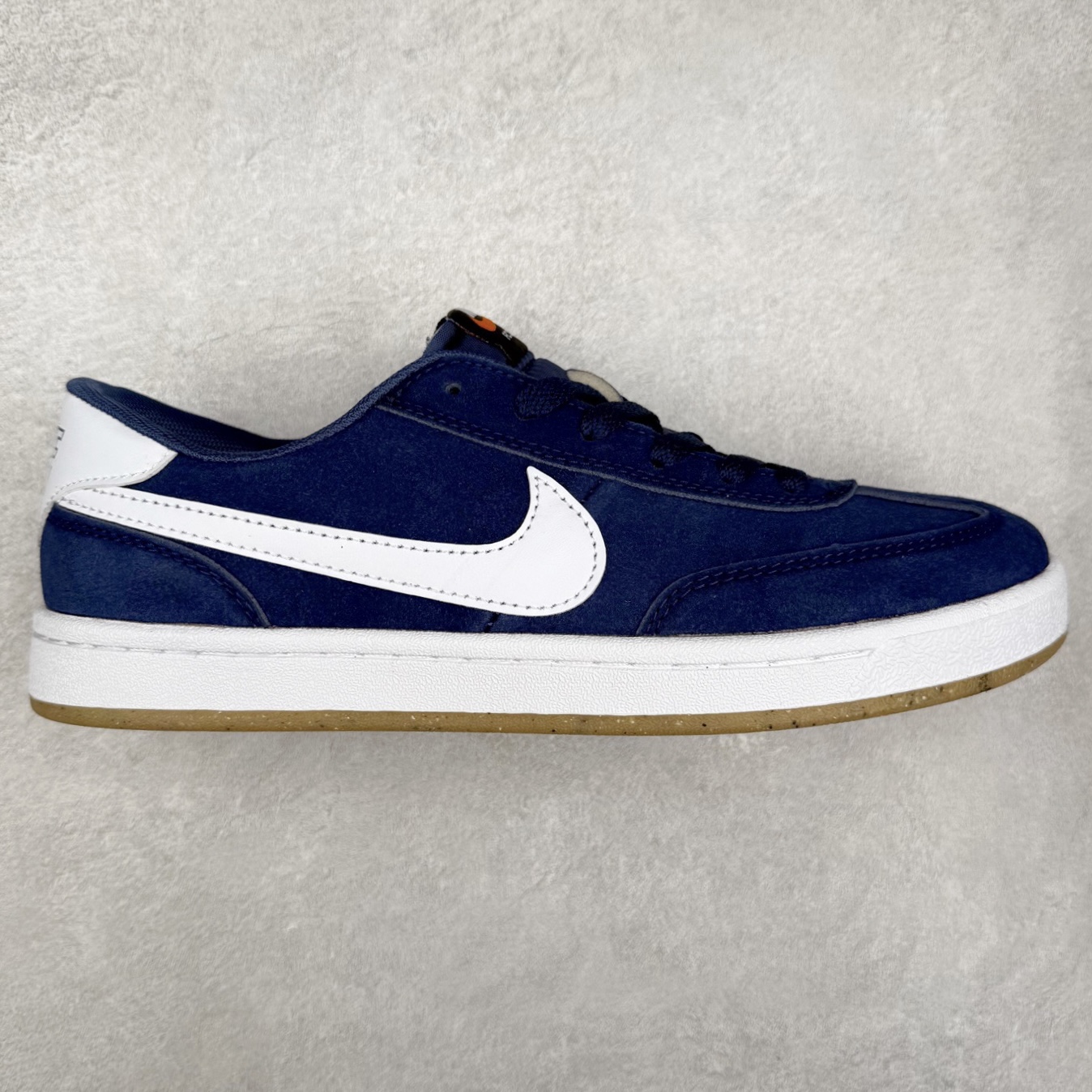 NK SB FC standard 绒面革防滑耐磨低帮板鞋 实拍调校N版已经零色差零失真 百分百还原实物色彩所见即所得 不存在货不对板色差等低级问题 选购参考实物拍摄 不混卖不参货 只用心做好货严格选品 承诺混一赔十 尺码：36 36.5 37.5 38 38.5 39 40 40.5 41 42 42.5 43 44 44.5 45-选品中心