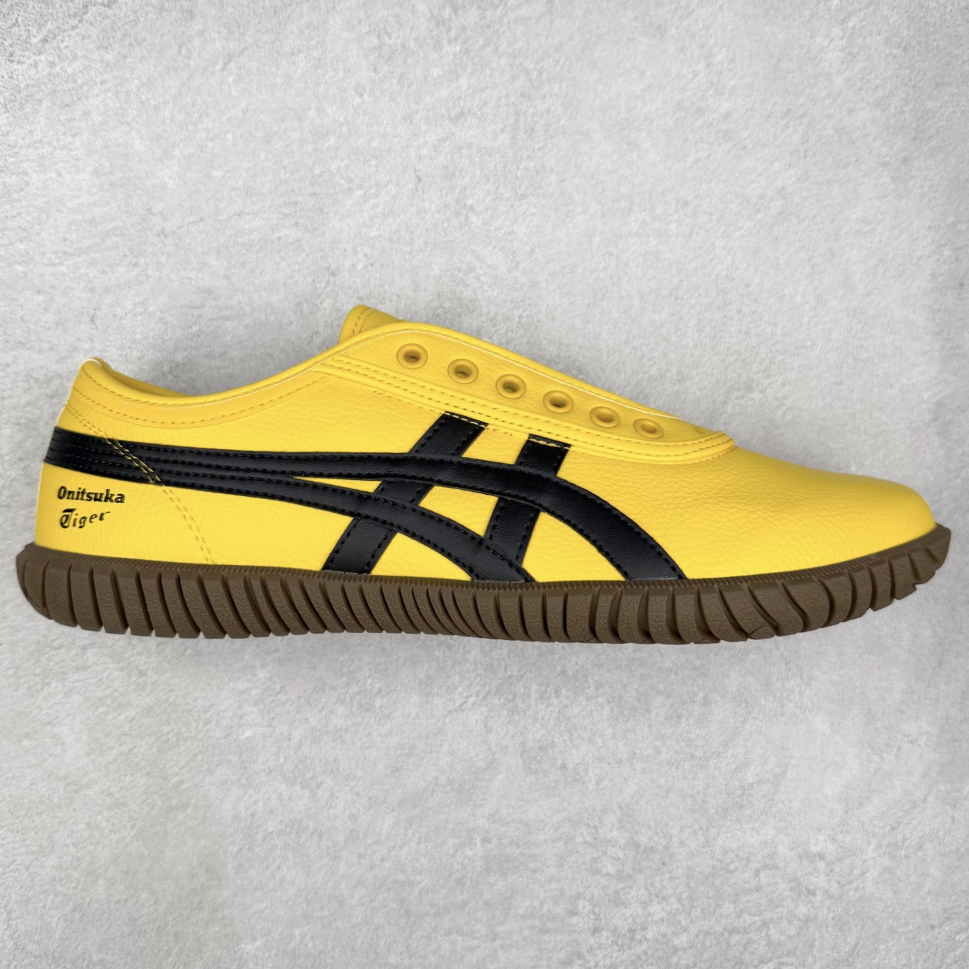 Onitsuka Tiger鬼塚虎 Tsunahiki Slip-on 舒适百搭 防滑耐磨平衡轻便包裹性支撑回弹透气 低帮 生活休闲鞋 男女同款 虎爪造型的logo，鞋身稳定包裹系统，支撑鞋身。一脚蹬无鞋带设计，休闲时尚，穿着舒适。Onitsuka Tiger特有的橡胶配方，弹性及止滑效果良好。鞋子外侧品牌logo标志，从视觉上感受品牌的个性，提升品牌的认知度。牛皮革帮面韧性佳，透气性好，耐磨性高。Onitsuka Tiger鬼塚虎从运动中汲取灵感，并致力于打造融合舒适感受与创新设计的时尚品牌。品牌的设计风格既体现了对传统的致敬，同时也表达了对精致风格和现代创意的推崇。我们提供独具个性的全系列产品，打造从头到脚的整体穿搭。每件产品皆以精湛工艺匠心打造，细节考究，品质出众。 时尚品牌OnitsukaTiger鬼塚虎不断呈献富于现代气息的系列单品，巧妙结合经典传承与锐意创新，并融蕴时尚格调与运动风范。1949年，鬼塚喜八郎（Kihachiro Onitsuka）创立了Onitsuka有限公司，即ASICS的前身。该品牌自成立之初便以促进青少年健康为已任，一以贯之，终令OnitsukaTigerStripes成为世界知名运动品牌的代名词。如今，这一传奇仍在日本传统和现代美学的融合中延续。从历久弥新的经典造型，到别具一格的新颖风格，通过与志同道合的艺术家、文化鉴赏家合作 OnitsukaTiger鬼塚虎的每一款鞋履、服装和配饰都回荡着品牌精神。尺码：36 37 37.5 38 39 39.5 40 40.5 41.5 42 42.5 43.5 44 45-选品中心